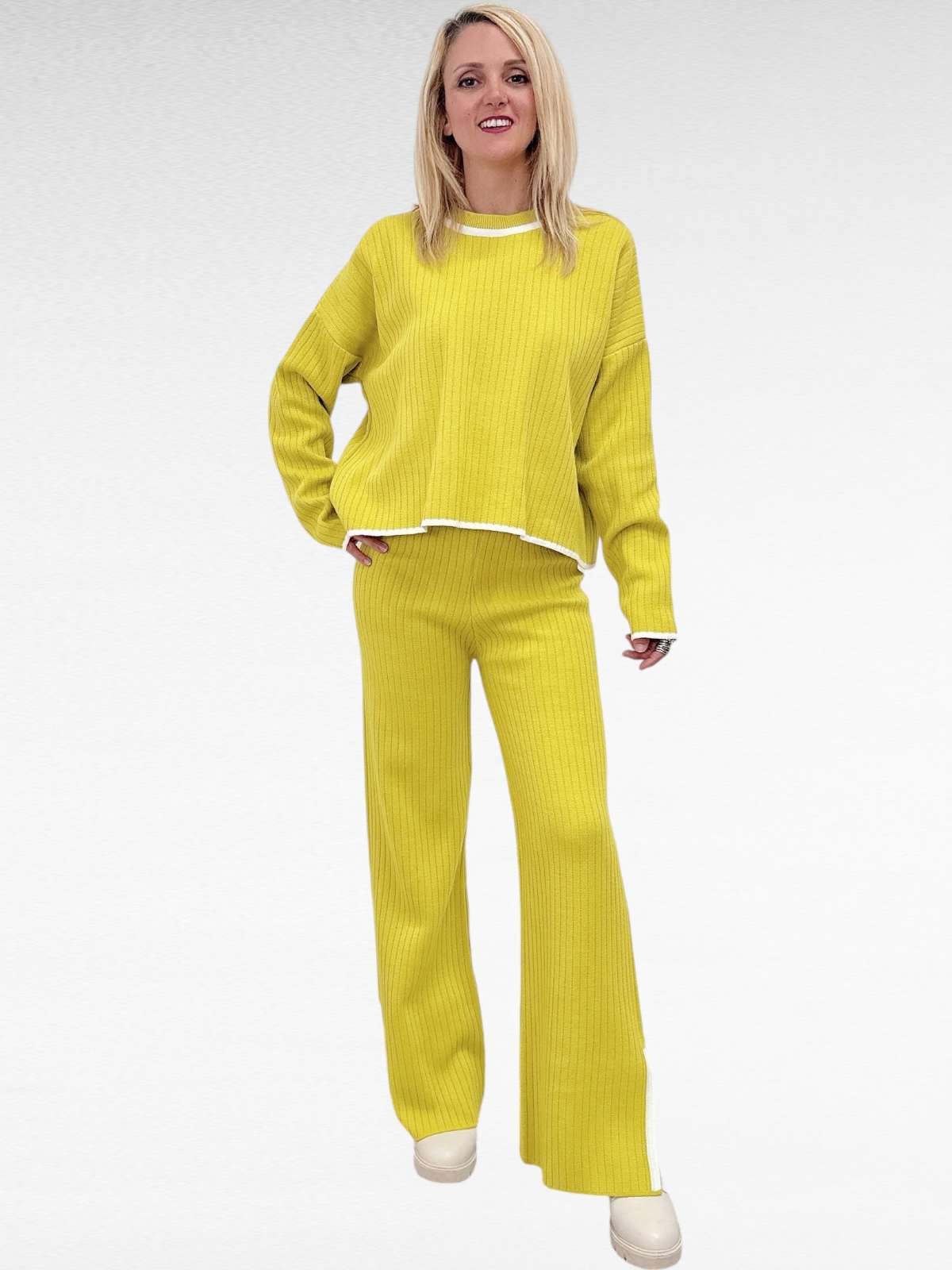 style 21900  Lime (Onesize)  Σε 3 χρώματα Μαύρο Μήλου Lime Πλεκτό σετ μπλούζα με στρόγγυλη λαιμόκοψη Παντελόνι με λάστιχο στη μέση Έχει εξαιρετική ελαστικότητα Καλύπτει μεγάλα νούμερα