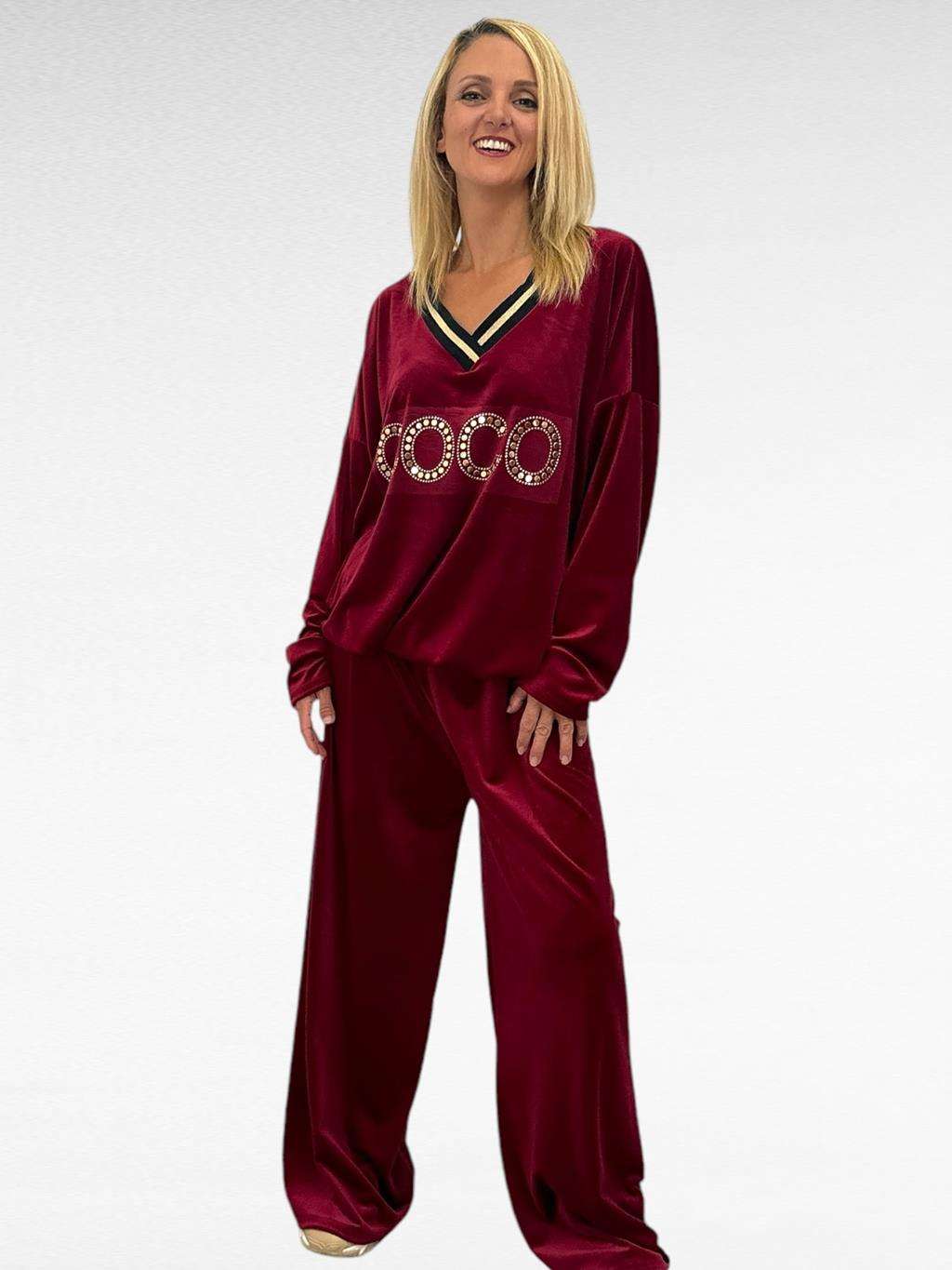 Oversized Velevet Σετ με χρυσές λεπτομέρειες Μπορντό (Red) Ανακαλύψτε το απόλυτο βελουτέ σετ με χρυσές λεπτομέρειες που συνδυάζει μοναδικά το στυλ με την άνεση! Ιδανικό για καθημερινές αλλά και πιο ξεχωριστές εμφανίσεις, αυτό το σετ προσφέρει χαλαρή εφαρμογή και απαλή υφή που αγκαλιάζει το σώμα. Οι διακριτικές χρυσές λεπτομέρειες προσθέτουν μια κομψή πινελιά