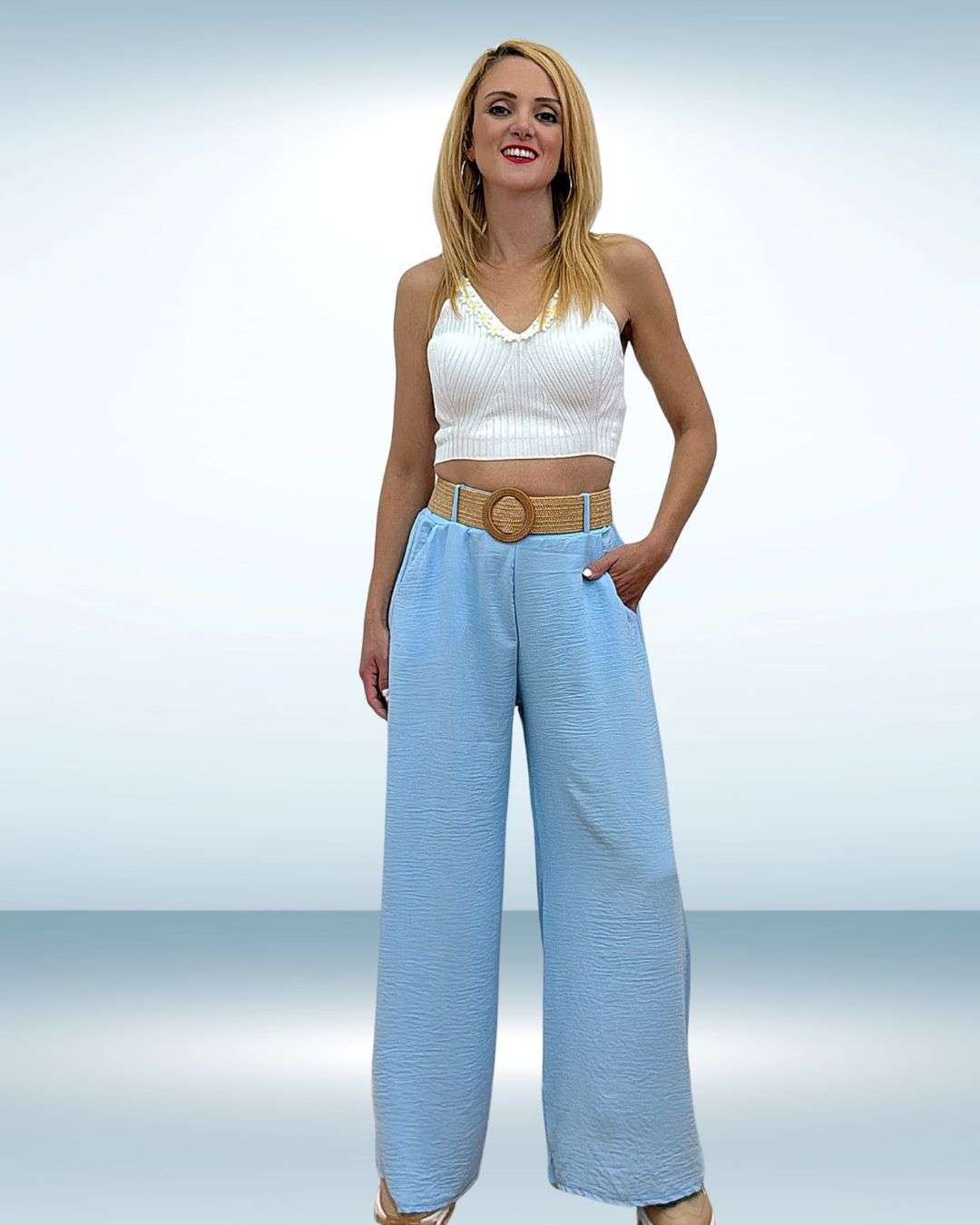 Μοντέρνα παντελόνα σε μονόχρωμο σχέδιο με ψάθινο ζωνάκι, που προσθέτει μια φυσική και κομψή πινελιά. Σε άνετη γραμμή με λειτουργικές τσεπούλες, λάστιχο στη μέση για καλύτερη εφαρμογή και ελαστική ψάθινη ζώνη που τονίζει το στυλ. Διαθέσιμο σε κομψά χρώματα Μαύρο, Λαδί, Σιέλ και Μπεζ, αποτελεί την ιδανική επιλογή για chic και άνετα ντυσίματα.