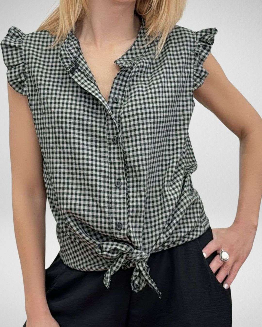 Αμάνικο πουκάμισο σε διακριτικό καρό σχέδιο και μοντέρνο φραμπαλά στο μανίκι. Το δέσιμο εμπρός του δίνει μια αέρινη αίσθηση, ενώ ο γιακάς μαο προσθέτει έναν μοντέρνο χαρακτήρα. Boho bohemian διάθεση σε μαύρο λευκό χρώμα είναι ιδανικό για επιλογές που συνδυάζουν κομψότητα και άνεση.