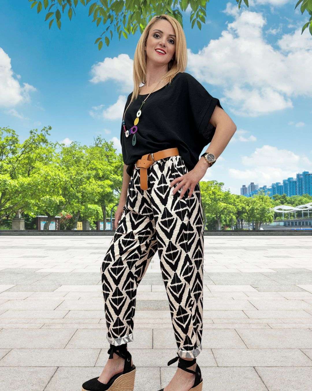 Λινή Παντελόνα με δερματίνη ζωνάκι σε καφέ χρώμα Σε άνετη γραμμή με γραμμικό τύπωμα, έχει τσέπες και λάστιχο στη μέση για καλύτερη εφαρμογή. Διαθέσιμο σε χρώματα Μαύρο, Λαδί, Σιέλ και Ώχρας, αποτελεί την ιδανική επιλογή για boho-chic και άνετα ντυσίματα.