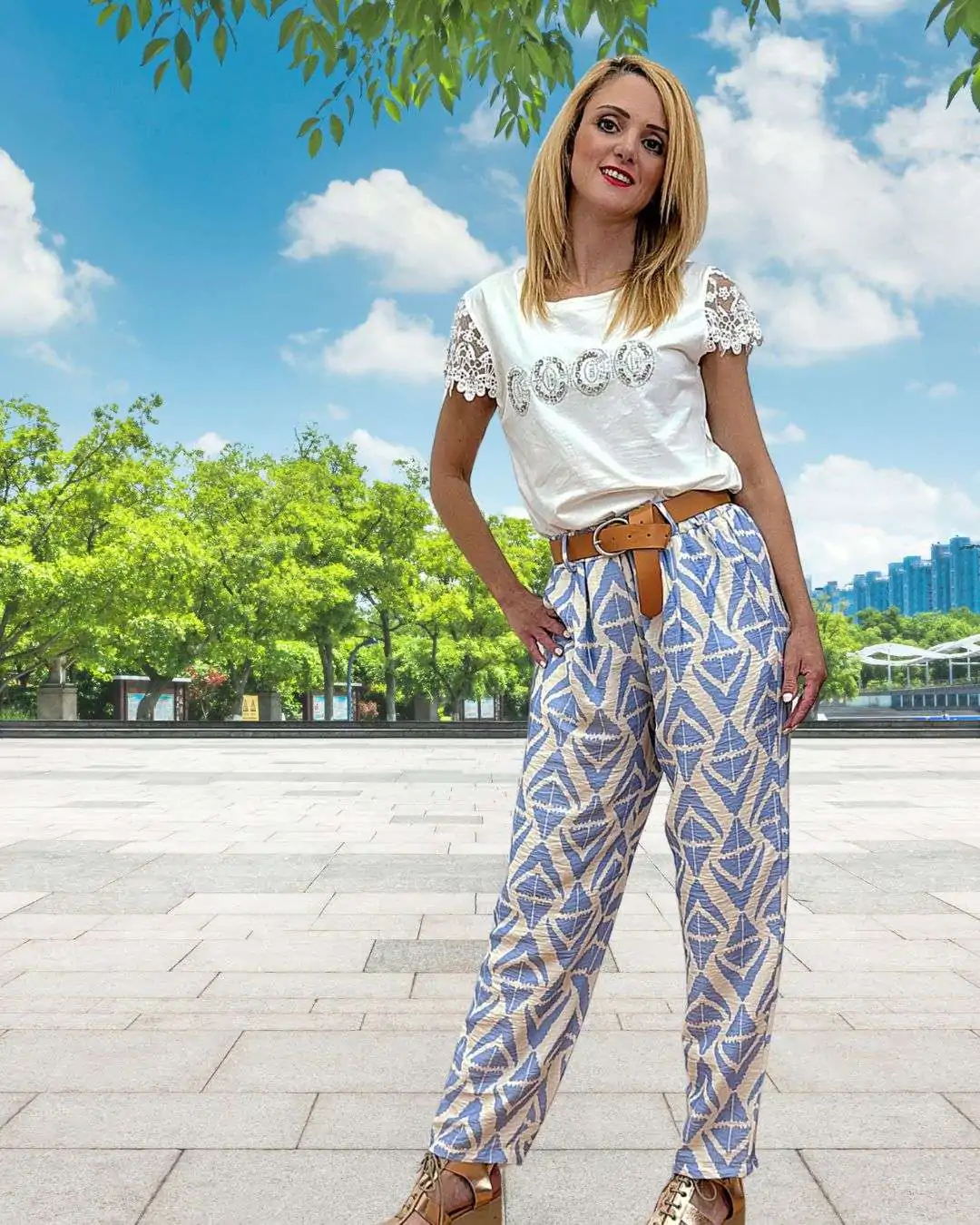 Λινή Παντελόνα με δερματίνη ζωνάκι σε καφέ χρώμα Σε άνετη γραμμή με γραμμικό τύπωμα, έχει τσέπες και λάστιχο στη μέση για καλύτερη εφαρμογή. Διαθέσιμο σε χρώματα Μαύρο, Λαδί, Σιέλ και Ώχρας, αποτελεί την ιδανική επιλογή για boho-chic και άνετα ντυσίματα.