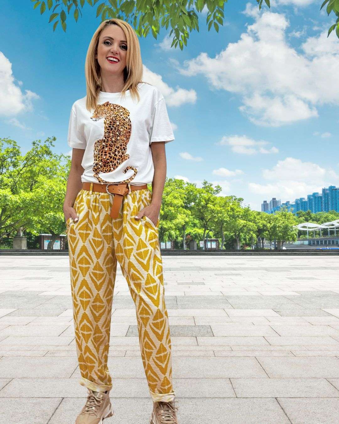 Λινή Παντελόνα με δερματίνη ζωνάκι σε καφέ χρώμα Σε άνετη γραμμή με γραμμικό τύπωμα, έχει τσέπες και λάστιχο στη μέση για καλύτερη εφαρμογή. Διαθέσιμο σε χρώματα Μαύρο, Λαδί, Σιέλ και Ώχρας, αποτελεί την ιδανική επιλογή για boho-chic και άνετα ντυσίματα.