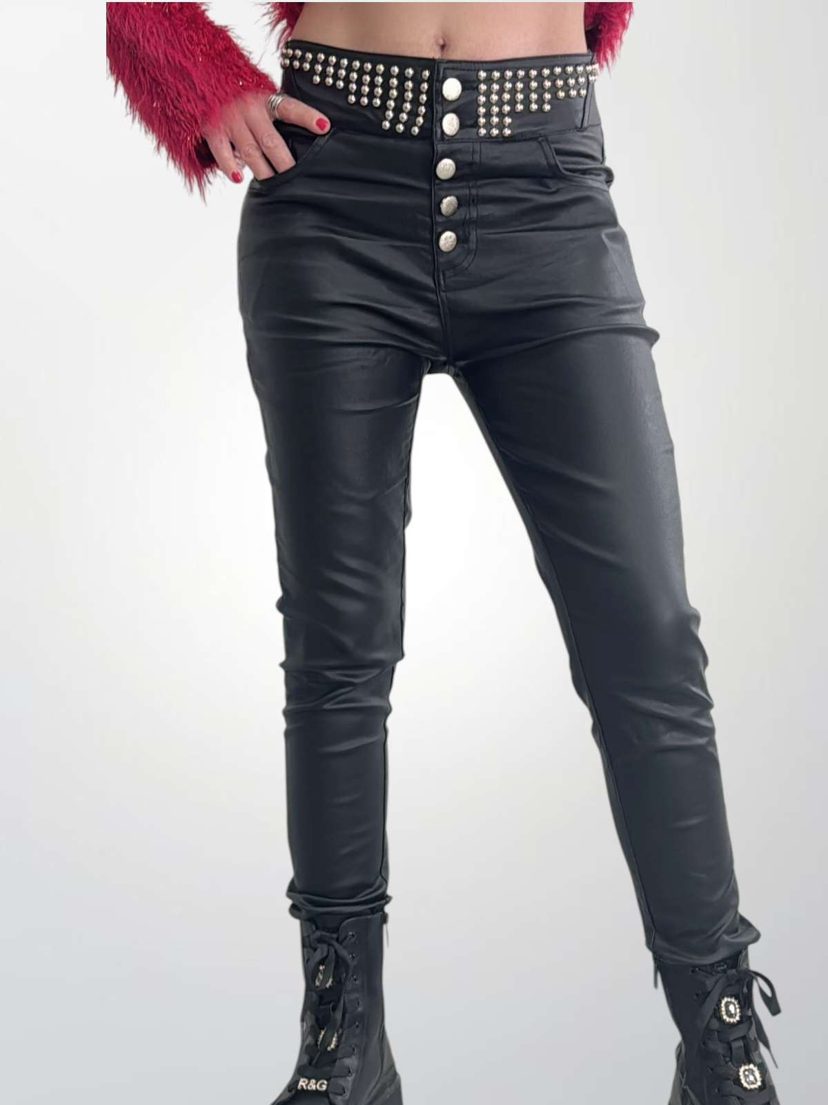 Μαύρο παντελόνι δερματίνης skinny με τρουκς Η εφαρμογή του αγκαλιάζει το σώμα, προσφέροντας άνεση και στιλ, ενώ οι διακοσμητικές λεπτομέρειες με τρουκς προσθέτουν edgy χαρακτήρα. Ιδανικό και για μεγάλα μεγέθη με μεγάλη ελαστικότητα για plus size xxl