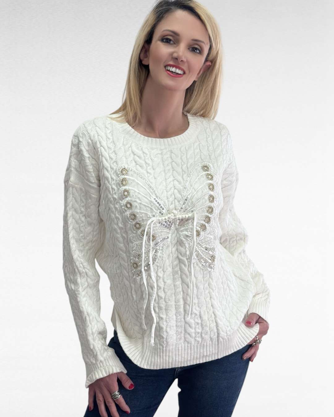 Λευκό Πουλόβερ με πέρλες και strass κέντημα Αναδείξτε το στυλ σας με αυτό το κομψό γυναικείο πλεκτό πουλόβερ, Κατασκευασμένο από απαλό και ζεστό ύφασμα, Το εντυπωσιακό κέντημα με πέρλες/strass/σατεν σε σχέδιο πεταλούδα προσθέτει μια εκλεπτυσμένη και θηλυκή πινελιά,