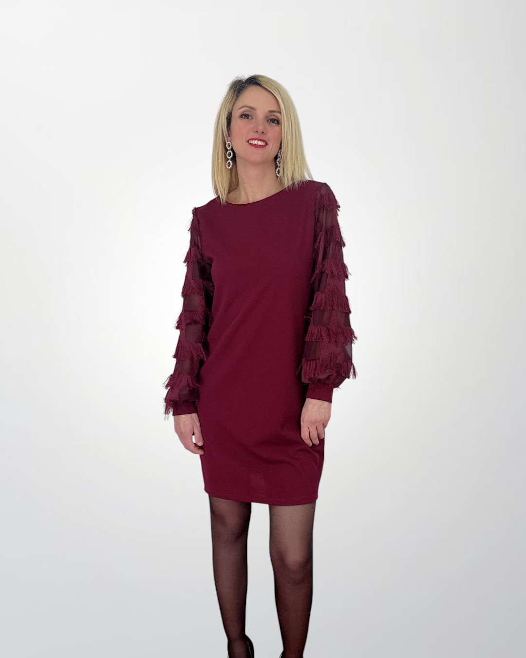 Γυναικεία μπορντό φόρεμα με Διαφάνεια & Κρόσσια στα μανίκια Σε ίσια γραμμή που φτάνει μέχρι το γόνατο, συνδυάζει διαφάνεια και διακριτικά κρόσσια στα μανίκια, δημιουργώντας μια μοναδική εμφάνιση που ισορροπεί ανάμεσα στη θηλυκότητα και τη μοντέρνα αισθητική.