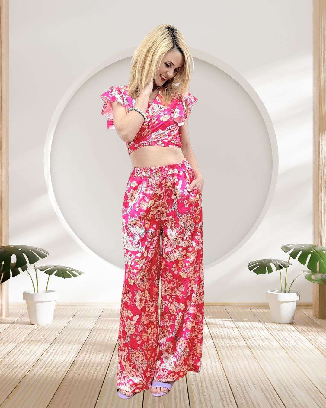 Εμπριμέ Σετ με παντελόνι και crop top Φούξια (Fuchsia) Φανταστικό !! Η παντελόνα με λάστιχο στη μέση και πλαϊνές τσέπες αναδεικνύει τέλεια το σώμα, ενώ το κρουαζέ crop top που δένει εμπρός με το φραμπαλά στα μανικάκια είναι η τελευταία τάση για φέτος. Διαθέσιμο σε Μαύρο, Φούξια και Λευκό χρώμα.