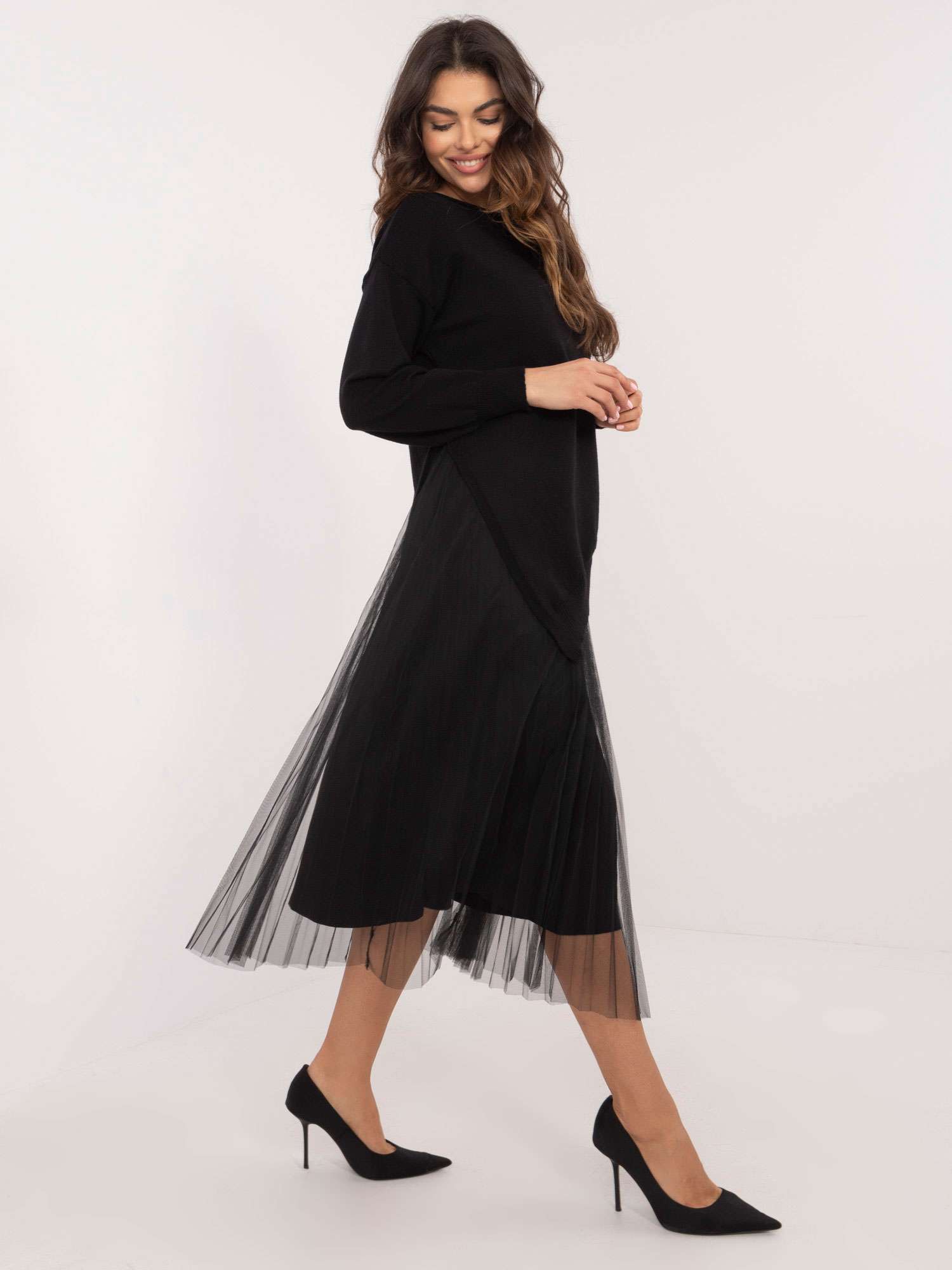 Γυναικείο σετ μακρύ πουλόβερ και πλισέ φόρεμα midi από τούλι σε διαχρονικό μαύρο χρώμα.
