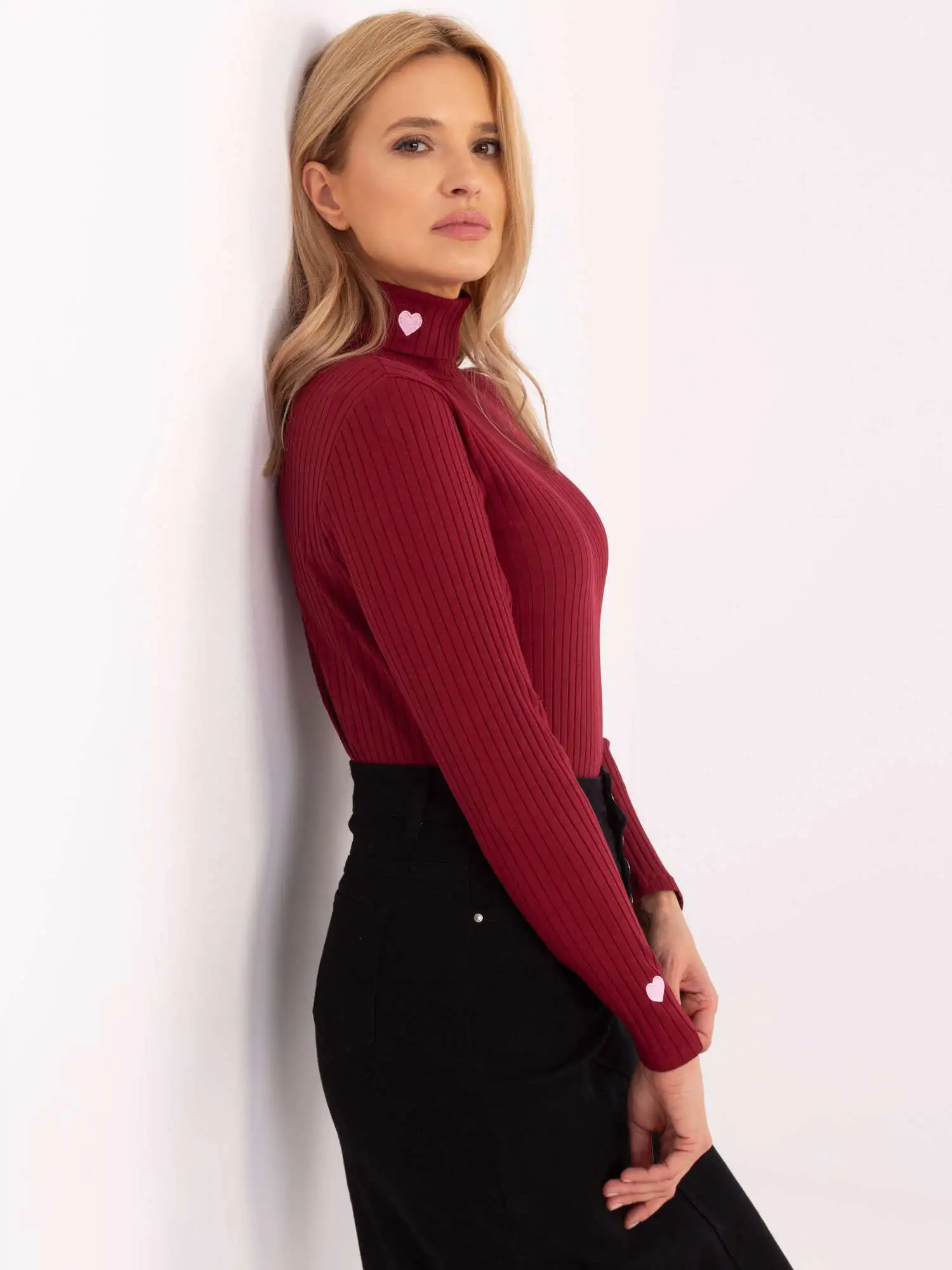 Γυναικεία μπλούζα με όρθιο γιακαδάκι, διακοσμημένη με κεντητές καρδούλες για μια παιχνιδιάρικη και ρομαντική πινελιά. Βαμβακερό ελαστικό ύφασμα σε Μπορντό χρώμα