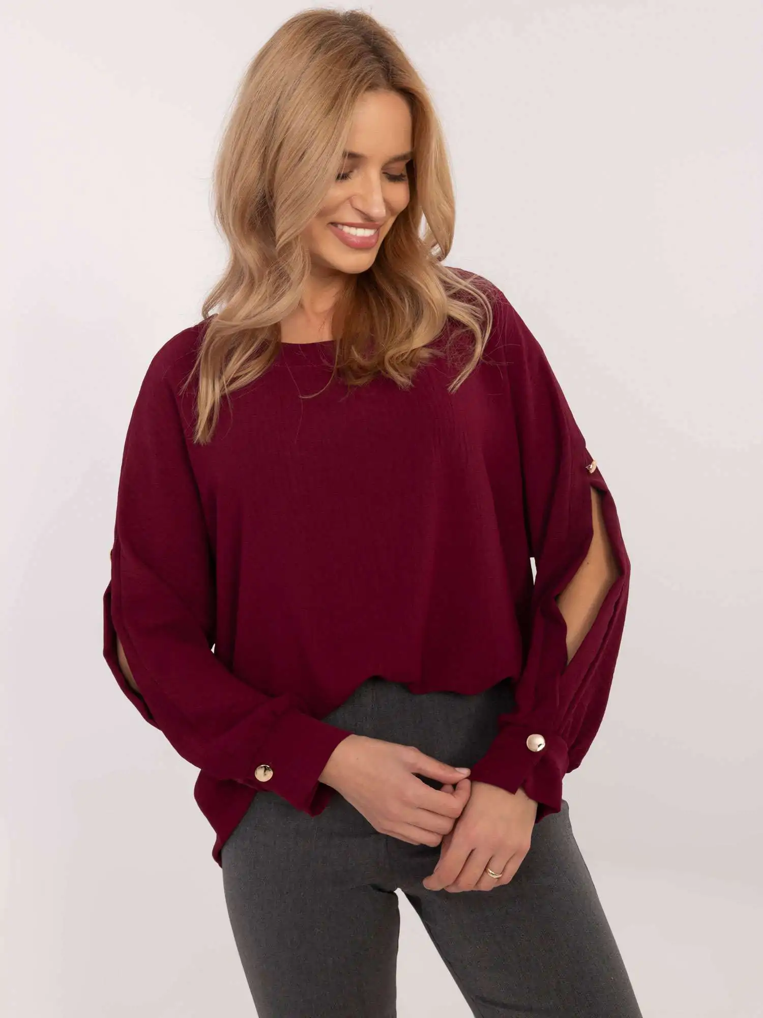 Γυναικεία Μπλούζα με ανοίγματα στα μανίκια και διακοσμητικά κουμπιά ιδανική επιλογή και για μεγάλα μεγέθη Με μακρύ μανίκι χρώμα μπορντό κόκκινο