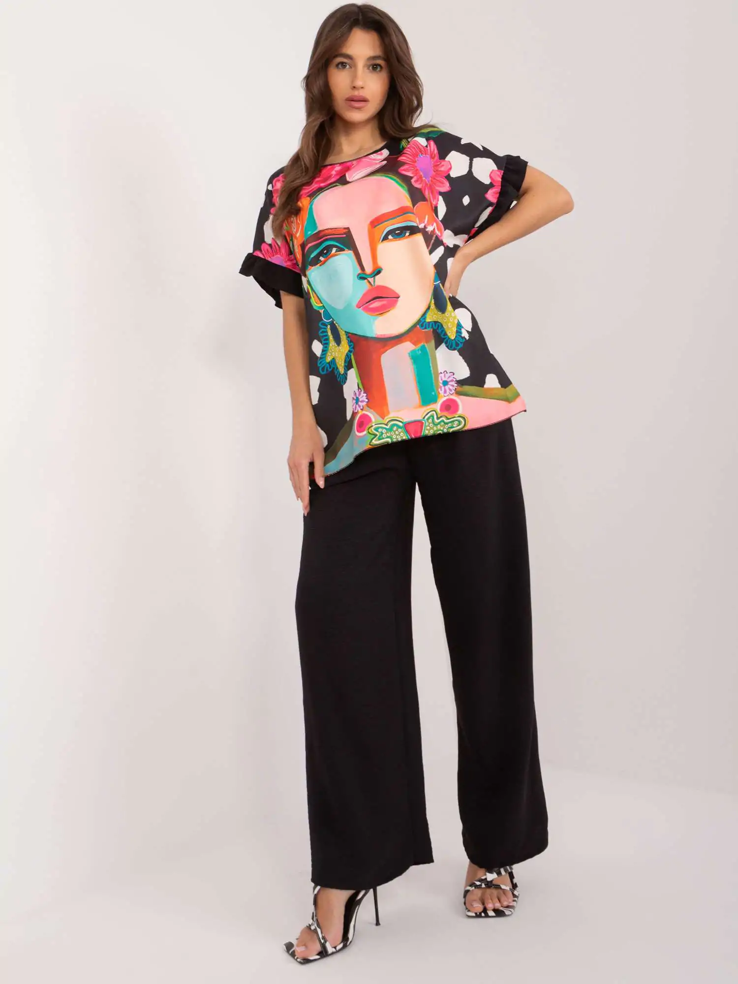 Γυναικείο σετ παντελόνα με μπλούζα Η μπλούζα έχει τύπωμα frida Το σετ είναι σε μαύρο χρώμα και έχει έξτρα ζωνάκι