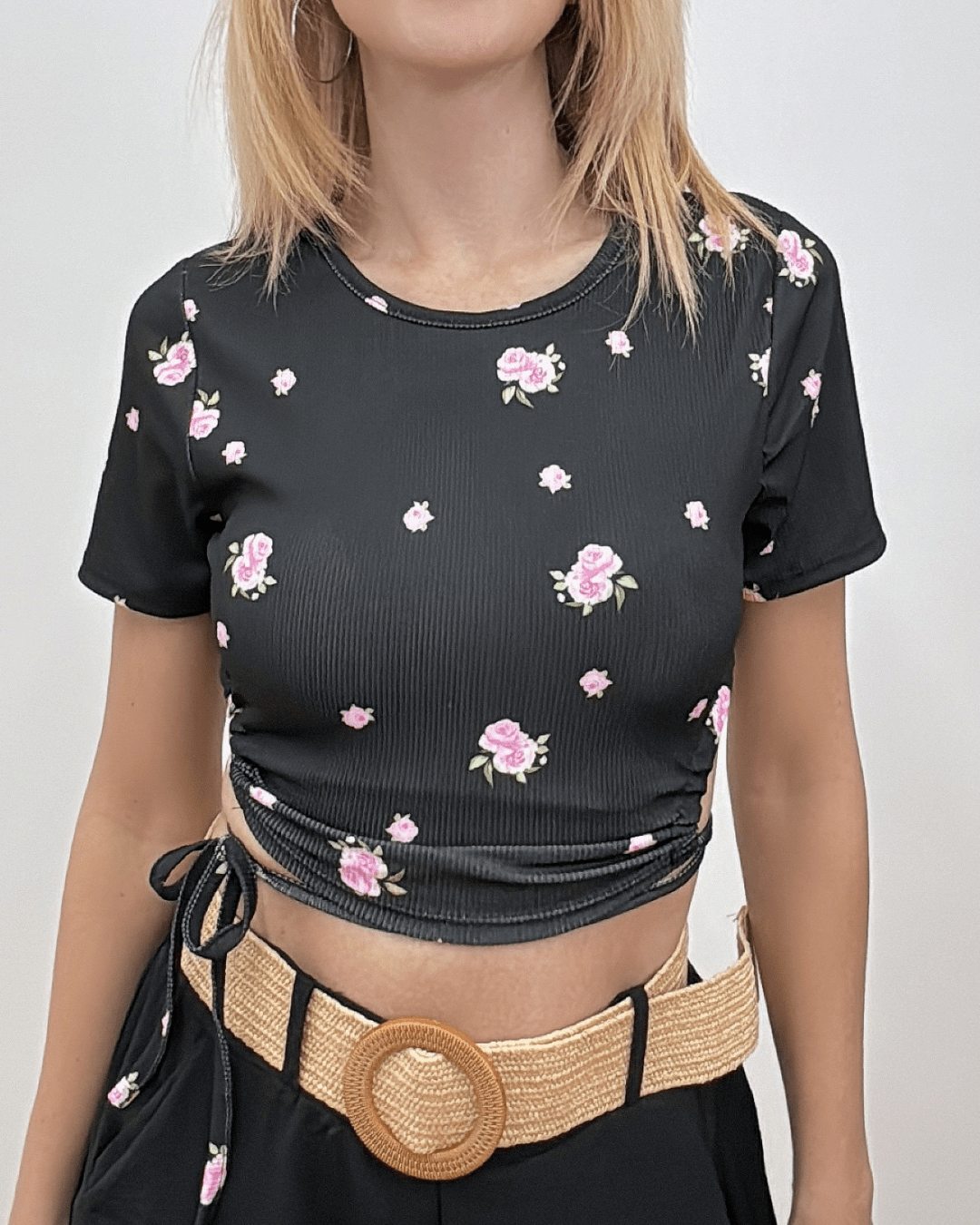 Crop top εξώπλατο σε τυπωμένο ελαστικό ριπ ύφασμα, με μικρά λουλουδάκια. Διαθέτει επένδυση cups στο στήθος για άνετη εφαρμογή χωρίς ενδοιασμούς. Δένει στην πλάτη με χαριτωμένα κορδονάκια, ενώ είναι διαθέσιμο σε κλασικά Μαύρο, Λευκό και Πράσινο χρώμα για να αναδείξει το στυλ και τη φινέτσα σας.