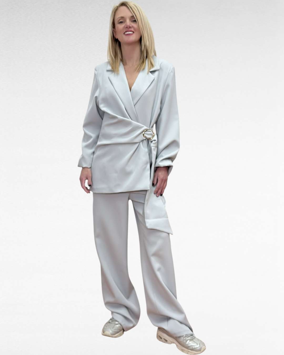 Κοστούμι Παντελόνι και κρουαζέ Σακάκι μακρύ Γκρι Πάγου - style PL 250210 Onesize ( S-L)   Ένα διαχρονικό και κομψό γυναικείο κοστούμι που θα απογειώσει κάθε σου εμφάνιση! Ιδανική επιλογή και για επίσημο chic  ή για γάμο