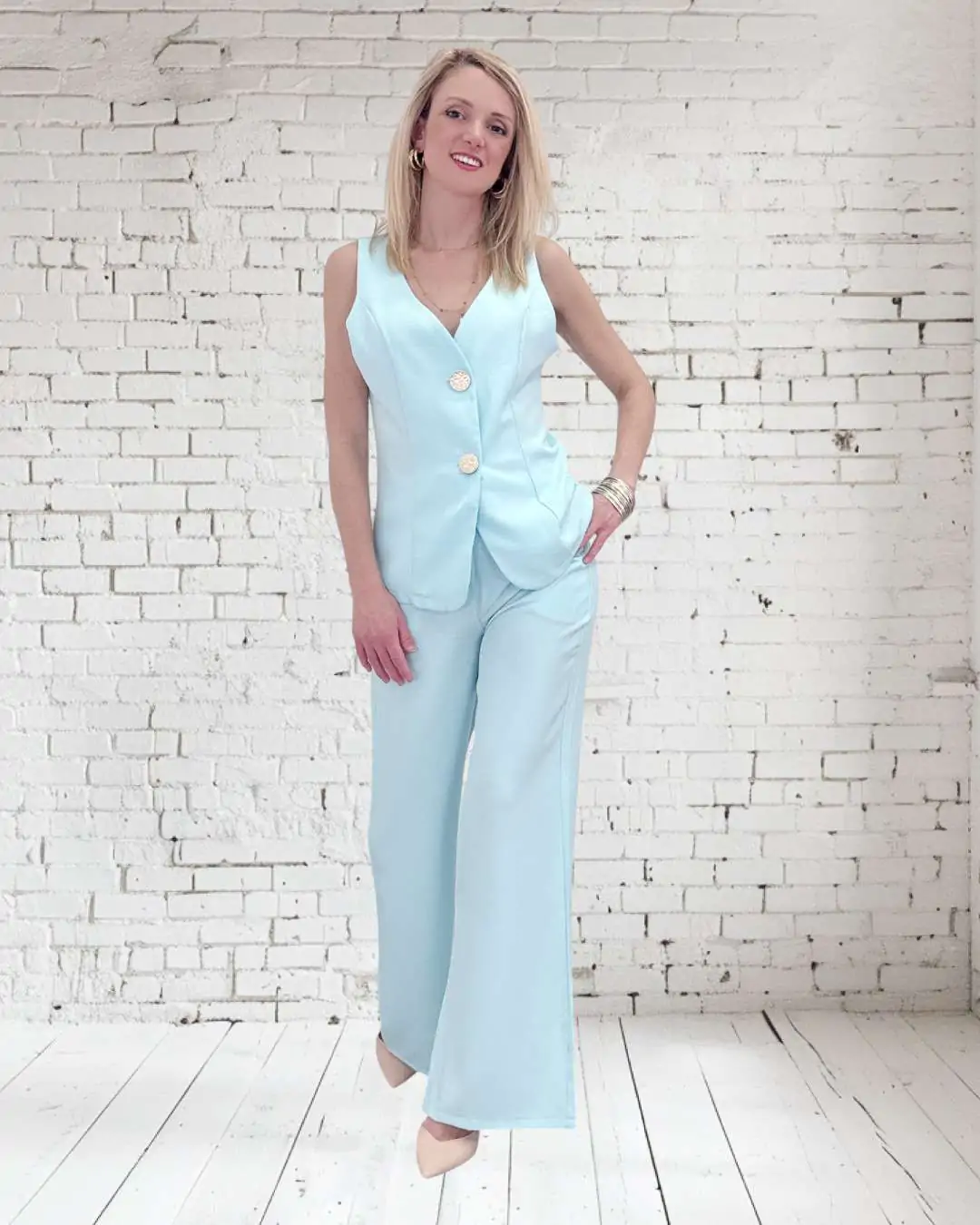 Κομψό γιλέκο με χρυσά ματ κουμπιά σε χρώμα βεραμάν Παντελόνι με λάστιχο στο πίσω μέρος για τέλεια εφαρμογή Πρακτικές τσέπες & ανοίγματα στο τελείωμα για αέρινη κίνηση