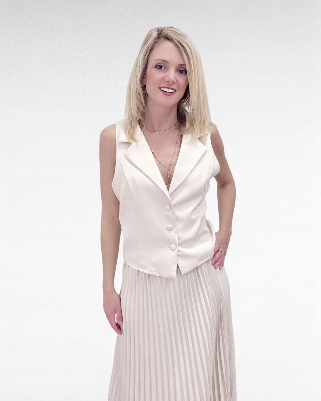 Γυναικείο Σετ Φούστα πλισέ με Γιλέκο Μπεζ Το γιλέκο με ντυμένα κουμπιά χαρίζει μια elegant πινελιά Η πλισέ μάξι φούστα δημιουργεί αέρινη κίνηση και διαχρονική φινέτσα.