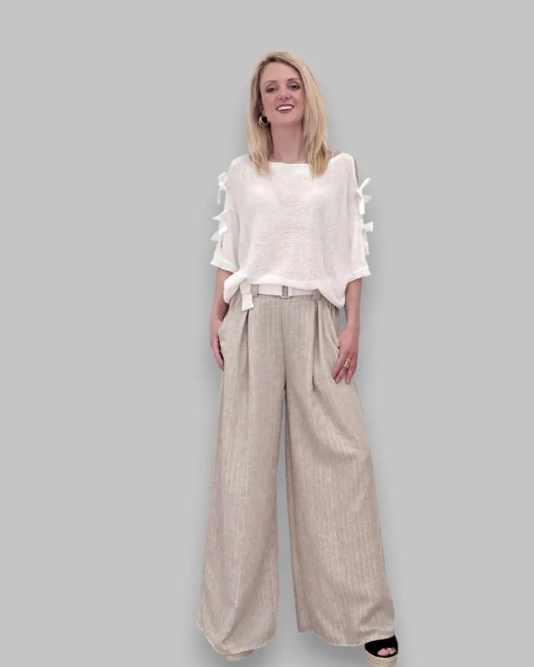 Λινή Παντελόνα Ριγέ Μπεζ χρώμα με Ζωνάκι – Lurex Ρίγα Με διακριτική lurex ρίγα για μια κομψή λάμψη, αυτή η λινή παντελόνα προσφέρει άνεση και στυλ όλη μέρα.