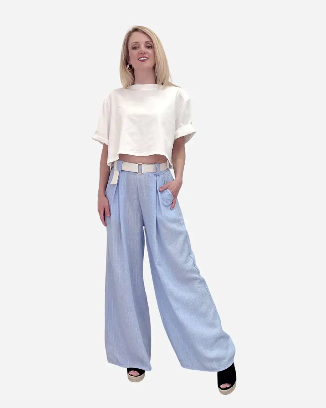 Λινή Παντελόνα Ριγέ Σιέλ χρώμα με Ζωνάκι – Lurex Ρίγα Με διακριτική lurex ρίγα για μια κομψή λάμψη, αυτή η λινή παντελόνα προσφέρει άνεση και στυλ όλη μέρα.