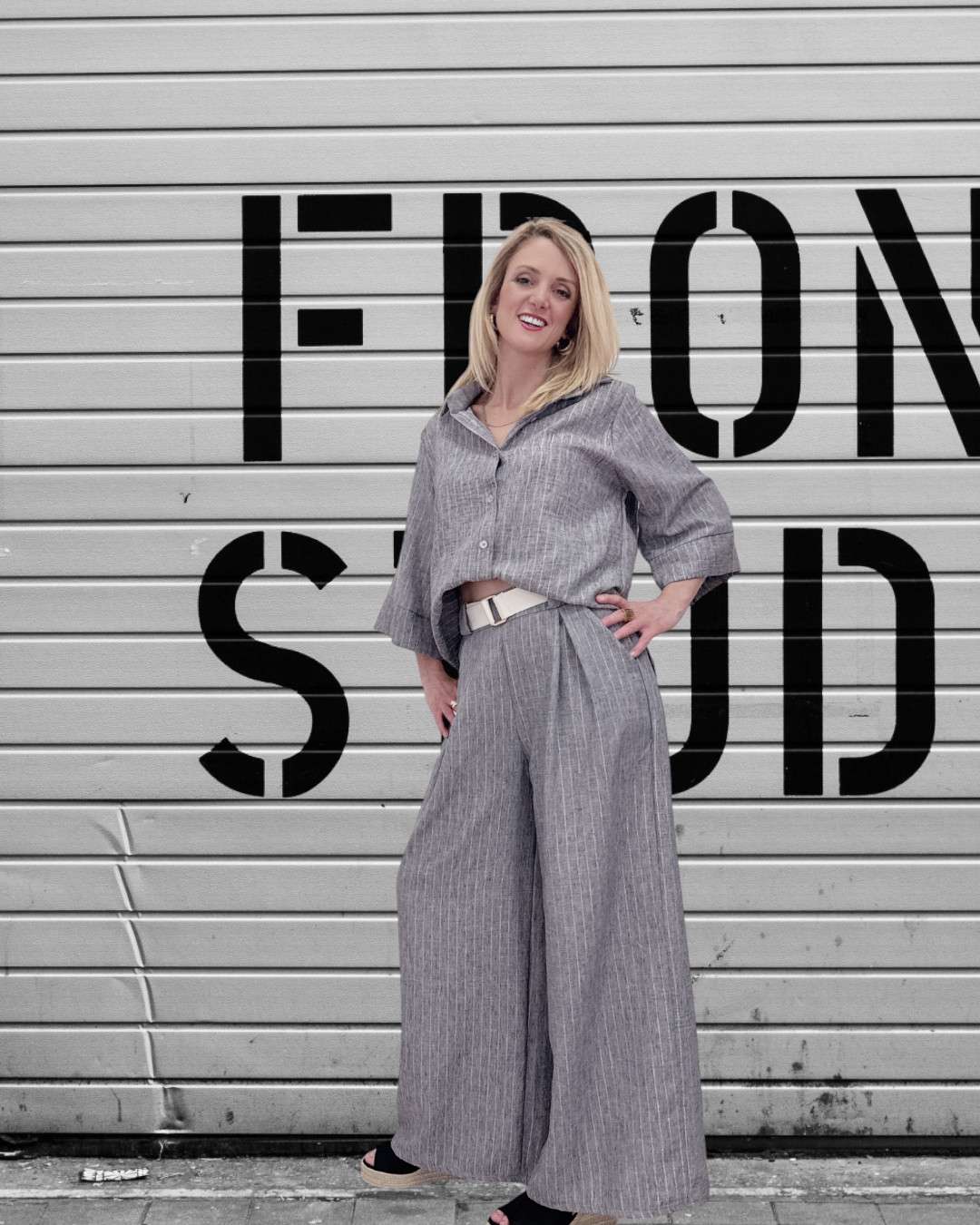 Λινή Παντελόνα Ριγέ Γκρι χρώμα με Ζωνάκι – Lurex Ρίγα Με διακριτική lurex ρίγα για μια κομψή λάμψη, αυτή η λινή παντελόνα προσφέρει άνεση και στυλ όλη μέρα.