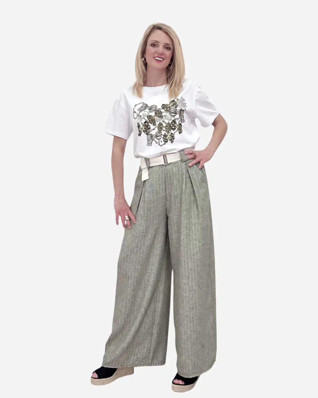 Λινή Παντελόνα Ριγέ Λαδί χρώμα με Ζωνάκι – Lurex Ρίγα Με διακριτική lurex ρίγα για μια κομψή λάμψη, αυτή η λινή παντελόνα προσφέρει άνεση και στυλ όλη μέρα.