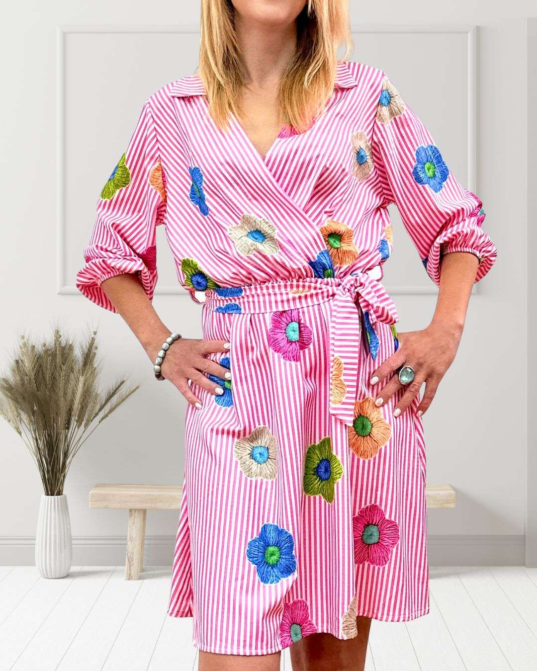 Φόρεμα mini κρουαζέ Floral/Ριγέ Ροζ (Rose) Με λάστιχο στη μέση και δικό του ζωνάκι για την τέλεια εφαρμογή. Αναδεικνύει εξαιρετικά τη σιλουέτα σας και συνδυάζεται ιδανικά με λευκά sneakers για casual εμφανίσεις ή πέδιλα για πιο απογευματινές εξόδους. Διαθέσιμο σε Σιέλ, Ροζ και Μπεζ χρώμα.