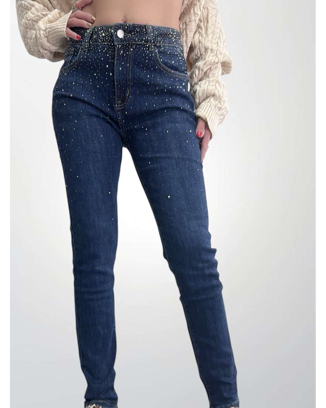 Ελαστικό τζιν με strass σκούρο denim ψηλόμεσο ελαστικό τζιν, διακοσμημένο με λαμπερά στρας που προσθέτουν μια glam πινελιά. Το σχέδιο με τα στρας που σβήνουν απαλά όσο κατεβαίνουν προσφέρει κομψότητα και μοναδικό χαρακτήρα, ενώ η ελαστική του ύφανση εξασφαλίζει άνετη εφαρμογή ακόμη και σε μεγάλα μεγέθη plus size. Ιδανικό για casual ή βραδινές εμφανίσεις