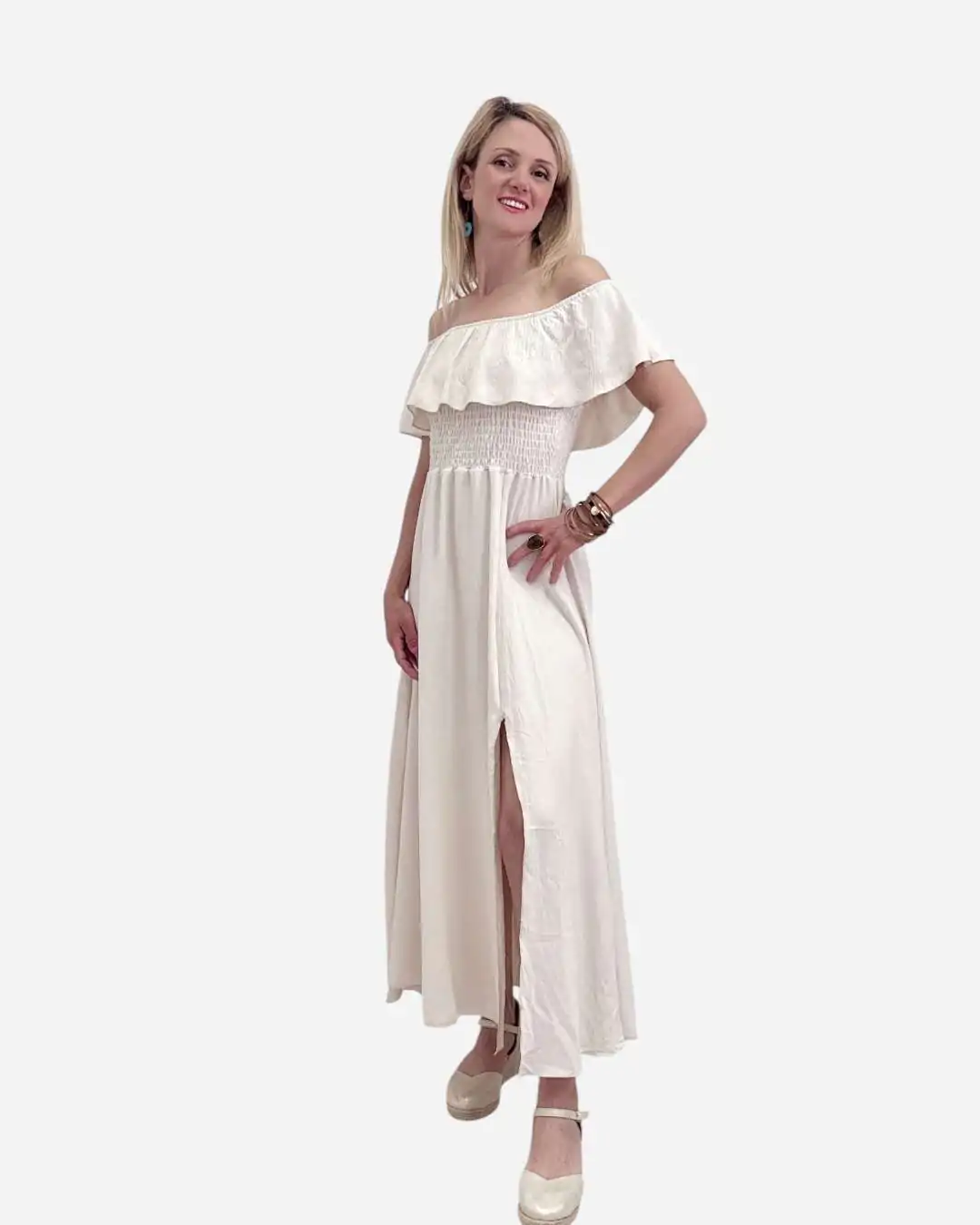 Μάξι Φόρεμα Εξώμο με Φραμπαλά Ανανέωσε τη γκαρνταρόμπα σου με αυτό το καλοκαιρινό μάξι φόρεμα που κλέβει τις εντυπώσεις! Με ρομαντικό φραμπαλά στους ώμους Λάστιχο στους ώμους και στη μέση για τέλεια εφαρμογή Θηλυκό σκίσιμο μπροστά για άνεση και στυλ χρώμα μπεζ