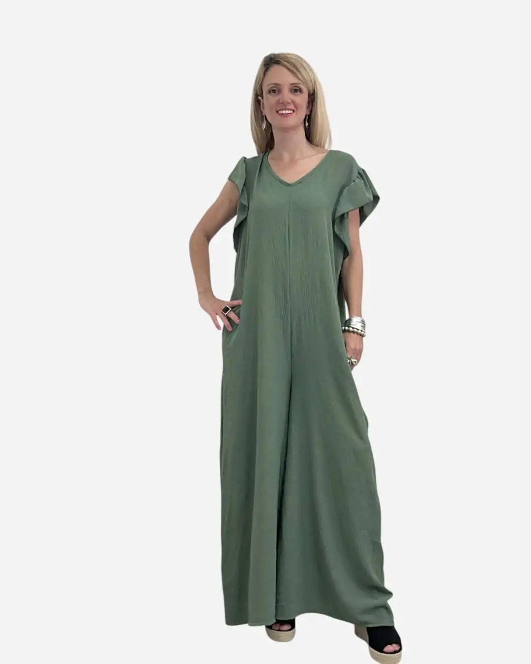 Ολόσωμη Αμάνικη Φόρμα Χακί - Η φόρμα που θα φοράς non-stop! Αμάνικη, άνετη, με φραμπαλά στα μανίκια & κορδονάκια στην πλάτη Αυτή η oversized ολόσωμη φόρμα είναι το απόλυτο go-to κομμάτι για άνεση & στυλ!  Με τσέπες μπροστά γιατί... πρακτικότητα!