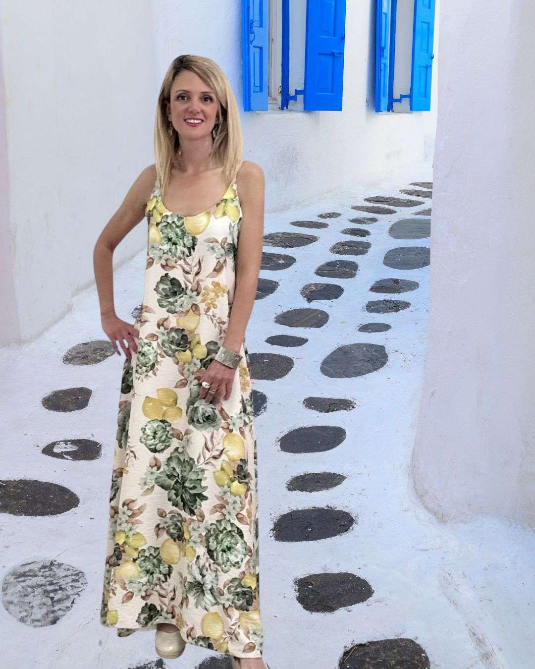 αέρινο Φόρεμα με Flower Print Εκρού/Pink Ρομαντικό, δροσερό και ιδανικό για κάθε περίσταση: Ελαφρύ, αέρινο λουλουδάτο ύφασμα 90%viscose για απόλυτη άνεση Ρυθμιζόμενες τιράντες για τέλεια εφαρμογή Κομψή Α γραμμή που κολακεύει κάθε σωματότυπο