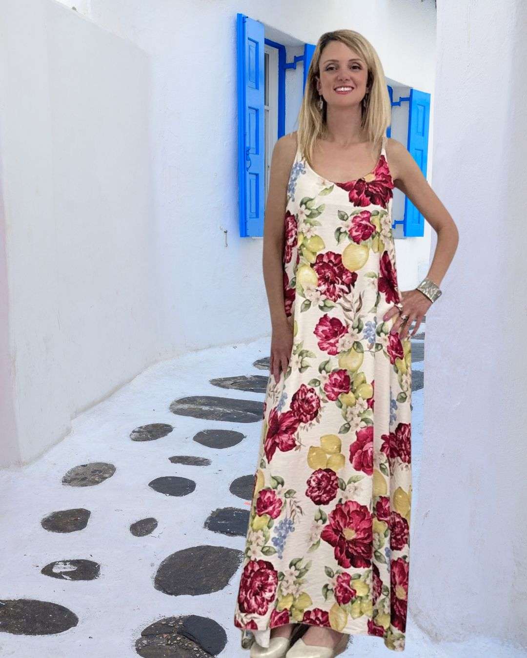 αέρινο Φόρεμα με Flower Print Εκρού/Pink Ρομαντικό, δροσερό και ιδανικό για κάθε περίσταση: Ελαφρύ, αέρινο λουλουδάτο ύφασμα 90%viscose για απόλυτη άνεση Ρυθμιζόμενες τιράντες για τέλεια εφαρμογή Κομψή Α γραμμή που κολακεύει κάθε σωματότυπο