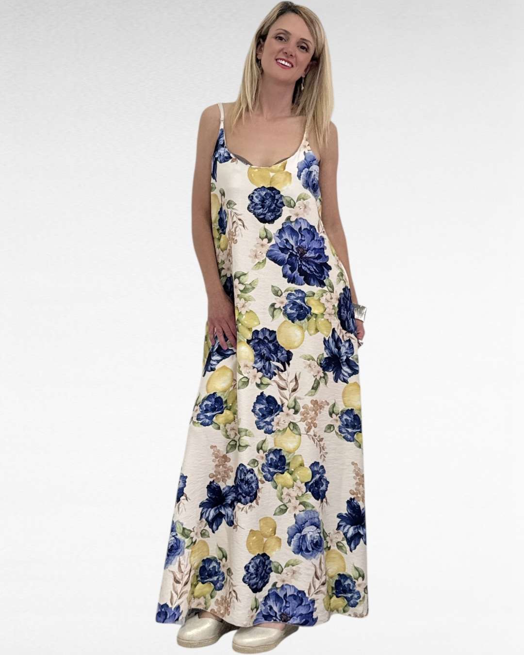 Αέρινο Φόρεμα με Flower Print Εκρού/Μπλε Ρομαντικό, δροσερό και ιδανικό για κάθε περίσταση: Ελαφρύ, αέρινο ύφασμα 90%viscose για απόλυτη άνεση Ρυθμιζόμενες τιράντες για τέλεια εφαρμογή Κομψή Α γραμμή που κολακεύει κάθε σωματότυπο Ντελικάτο flower print που αποπνέει θηλυκότητα
