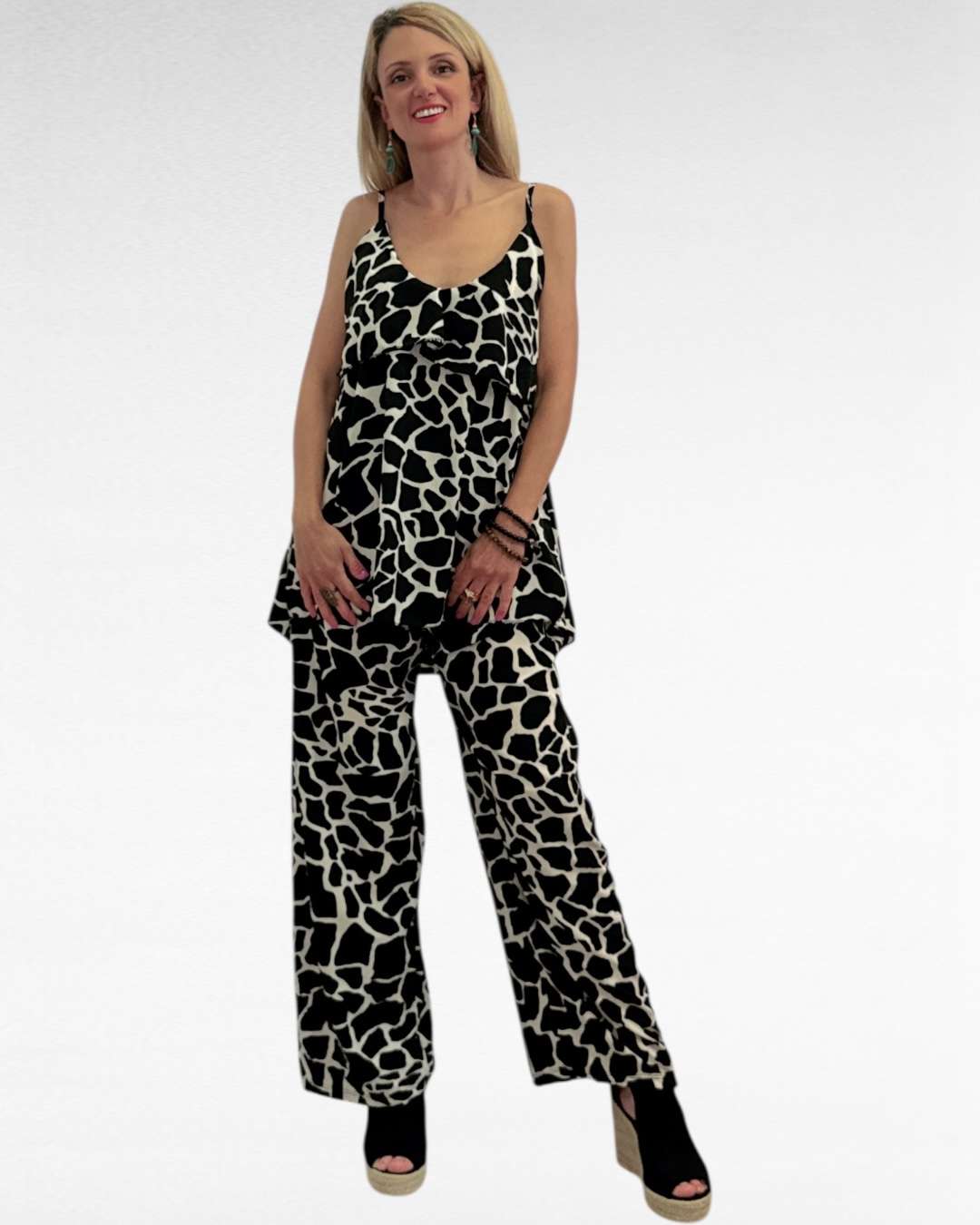 Δυναμικό, καλοκαιρινό και super άνετο! Το νέο animal print set ήρθε για να τραβήξει τα βλέμματα: Το τοπ με λεπτές τιράντες και φραμπαλά για feminine boho ύφος Άνετη γραμμή