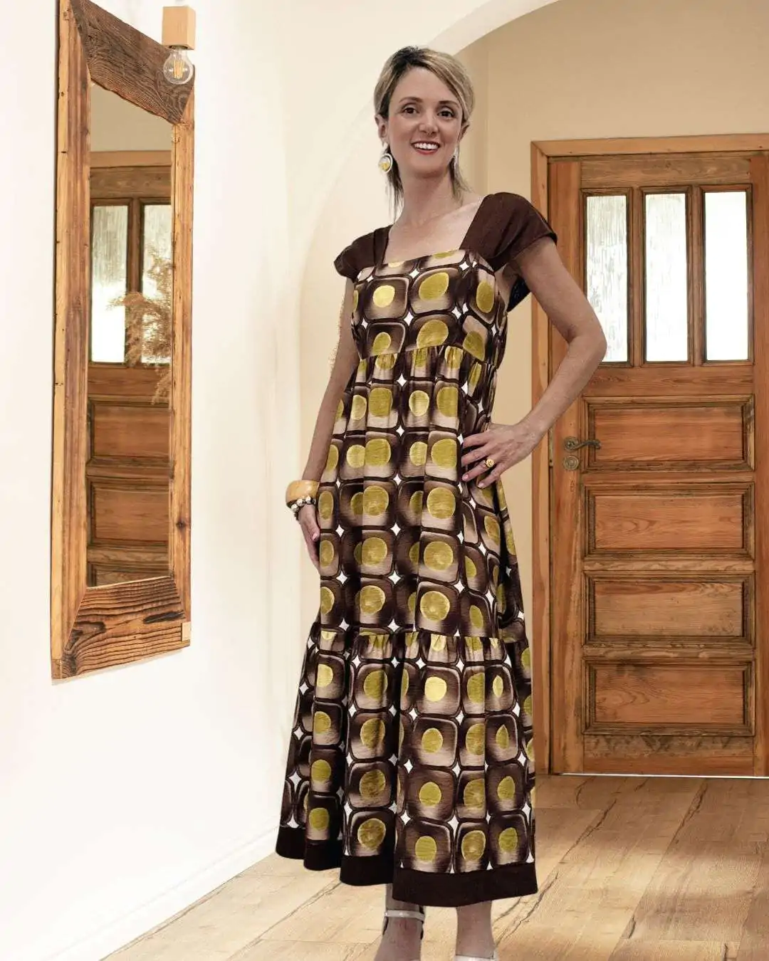 Τιράντα φόρεμα με γεωμετρικό print – Σοκολά/Ώχρα Ένα φόρεμα που κλέβει τις εντυπώσεις! Με γεωμετρικό μοτίβο σε γήινες αποχρώσεις και retro αισθητική, είναι η statement επιλογή του φετινού καλοκαιριού!  Φαρδιές τιράντες και τετράγωνη λαιμόκοψη  Ελαφρώς empire γραμμή με λάστιχο πίσω στο στήθος  Αέρινο ύφασμα – δεν κολλάει, δεν διαφανίζει  Βολάν στο τελείωμα για κίνηση και θηλυκότητα