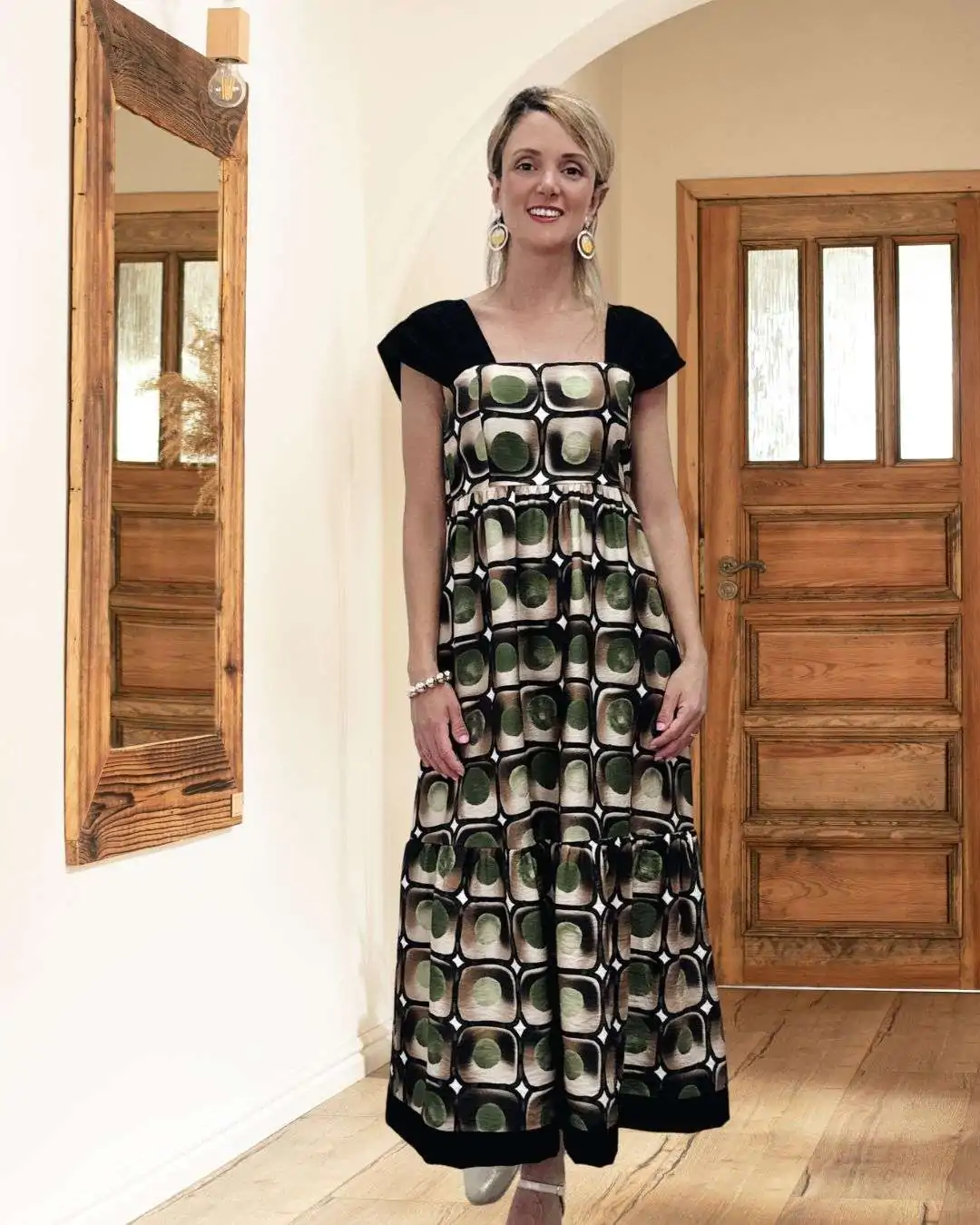 Τιράντα φόρεμα με γεωμετρικό print – Μαύρο/Λαδί Ένα φόρεμα που κλέβει τις εντυπώσεις! Με γεωμετρικό μοτίβο σε γήινες αποχρώσεις και retro αισθητική, είναι η statement επιλογή του φετινού καλοκαιριού!  Φαρδιές τιράντες και τετράγωνη λαιμόκοψη  Ελαφρώς empire γραμμή με λάστιχο πίσω στο στήθος  Αέρινο ύφασμα – δεν κολλάει, δεν διαφανίζει  Βολάν στο τελείωμα για κίνηση και θηλυκότητα