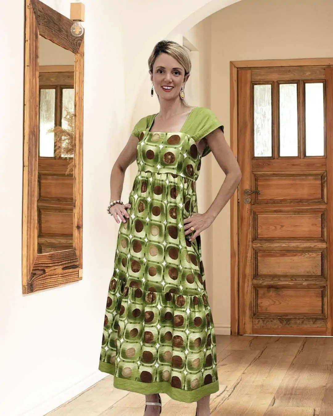 Τιράντα φόρεμα με γεωμετρικό print – Μέντα/Κανέλα Ένα φόρεμα που κλέβει τις εντυπώσεις! Με γεωμετρικό μοτίβο σε γήινες αποχρώσεις και retro αισθητική, είναι η statement επιλογή του φετινού καλοκαιριού!  Φαρδιές τιράντες και τετράγωνη λαιμόκοψη  Ελαφρώς empire γραμμή με λάστιχο πίσω στο στήθος  Αέρινο ύφασμα – δεν κολλάει, δεν διαφανίζει  Βολάν στο τελείωμα για κίνηση και θηλυκότητα