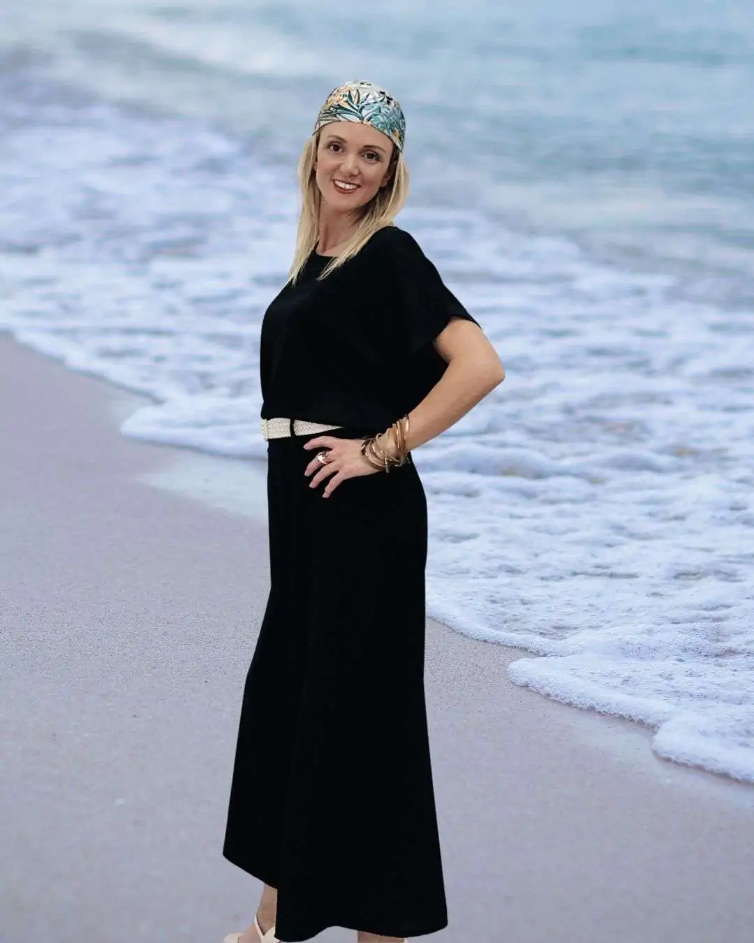 Σετ Παντελόνα-Μπλούζα Μαύρο με σατινέ μαντίλι Απόλυτο minimal chic σε ένα άνετο και στιλάτο σύνολο! Το σετ περιλαμβάνει: Μαύρη παντελόνα με λάστιχο στη μέση και εκρού ζωνάκι. 100%  polyester Καλύπτει μέση 70–90 εκ και περιφέρεια 110–120 εκ  Μήκος: 90 εκ Μαύρη κοντομάνικη μπλούζα σε ίσια γραμμή που κολακεύει κάθε σιλουέτα. 69%viscose 25%pol  8% elastane Στήθος: έως 130 εκ και Μήκος: 68 εκ Συνοδεύεται από σατινέ μαντίλι λαιμού σε αντίθεση, για να “σπάει” με στυλ τη μονοχρωμία του μαύρου. Το τέλειο outfit για all-day εμφανίσεις με άνεση και κομψότητα.