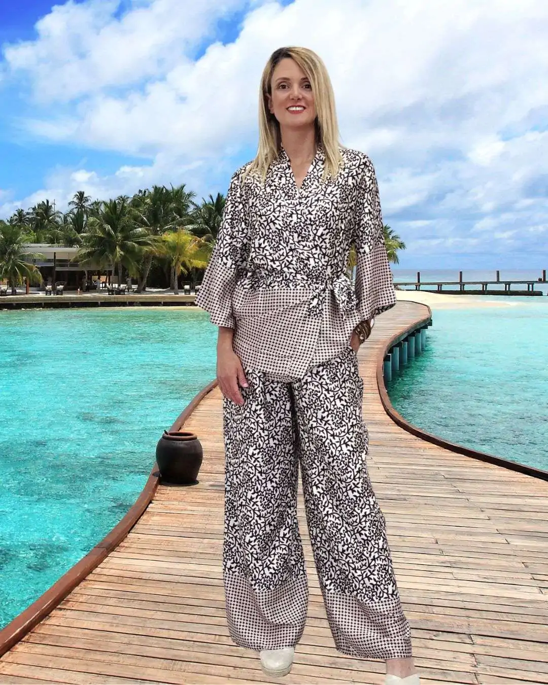 Boho Εμπριμέ Σετ Κιμονό-Παντελόνα Σοκολά Το απόλυτο boho chic outfit για καλοκαιρινές εμφανίσεις με στυλ και άνεση! Τουνίκ ανοιχτή, με δέσιμο στη μέση για να προσαρμόζεται στη σιλουέτα Παντελόνα σε ίσια γραμμή με λάστιχο στη μέση και τσέπες – ιδανική για καθημερινή άνεση Ανάλαφρο εμπριμέ ύφασμα τύπου σατέν με ματ υφή και bohemian χαρακτήρα