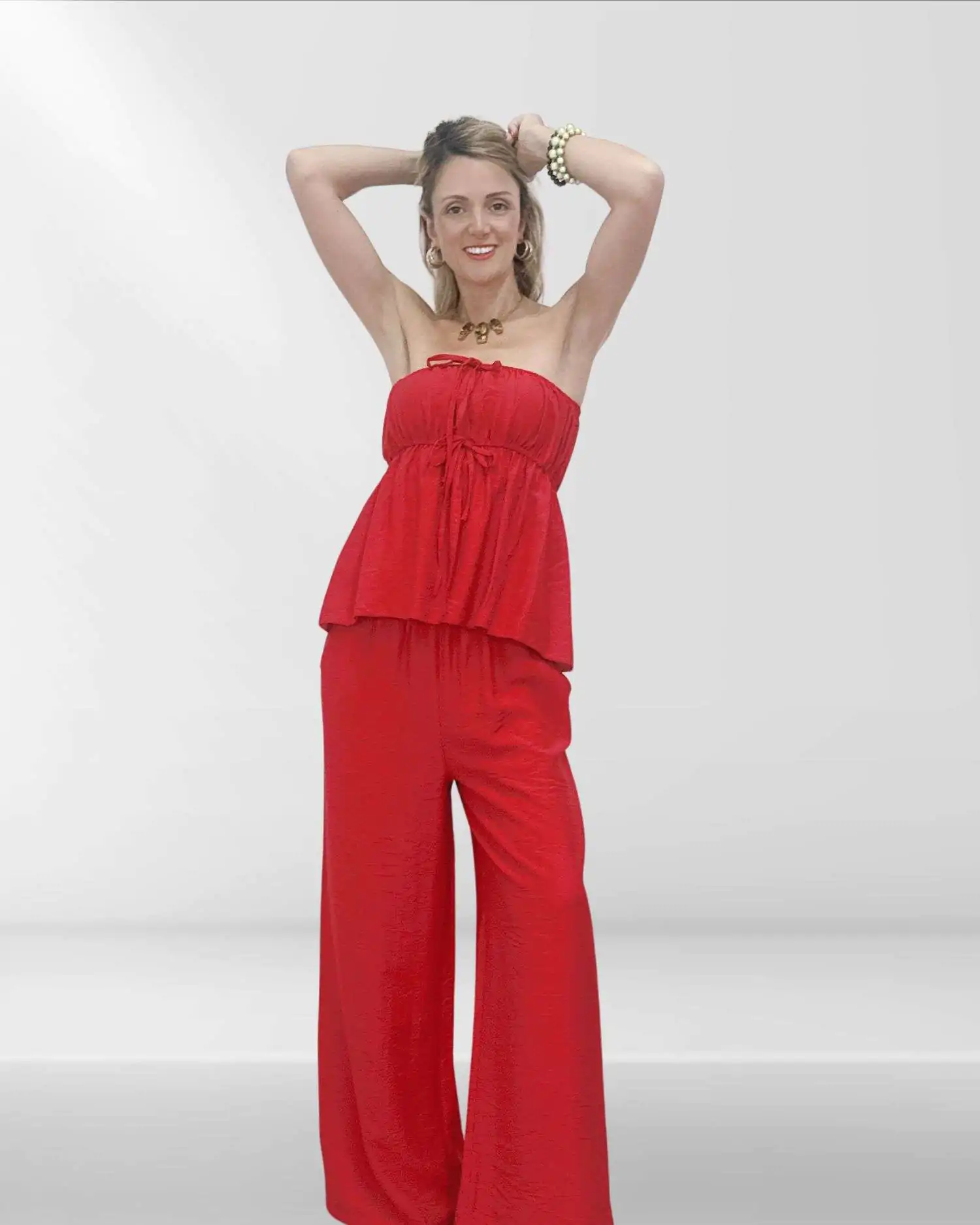 Άνετο και στιλάτο γυναικείο σετ με παντελόνα και στράπλες τοπ με λάστιχο. Μονοχρωμία, one size εφαρμογή για S έως L. Σε χρώμα κόκκινο