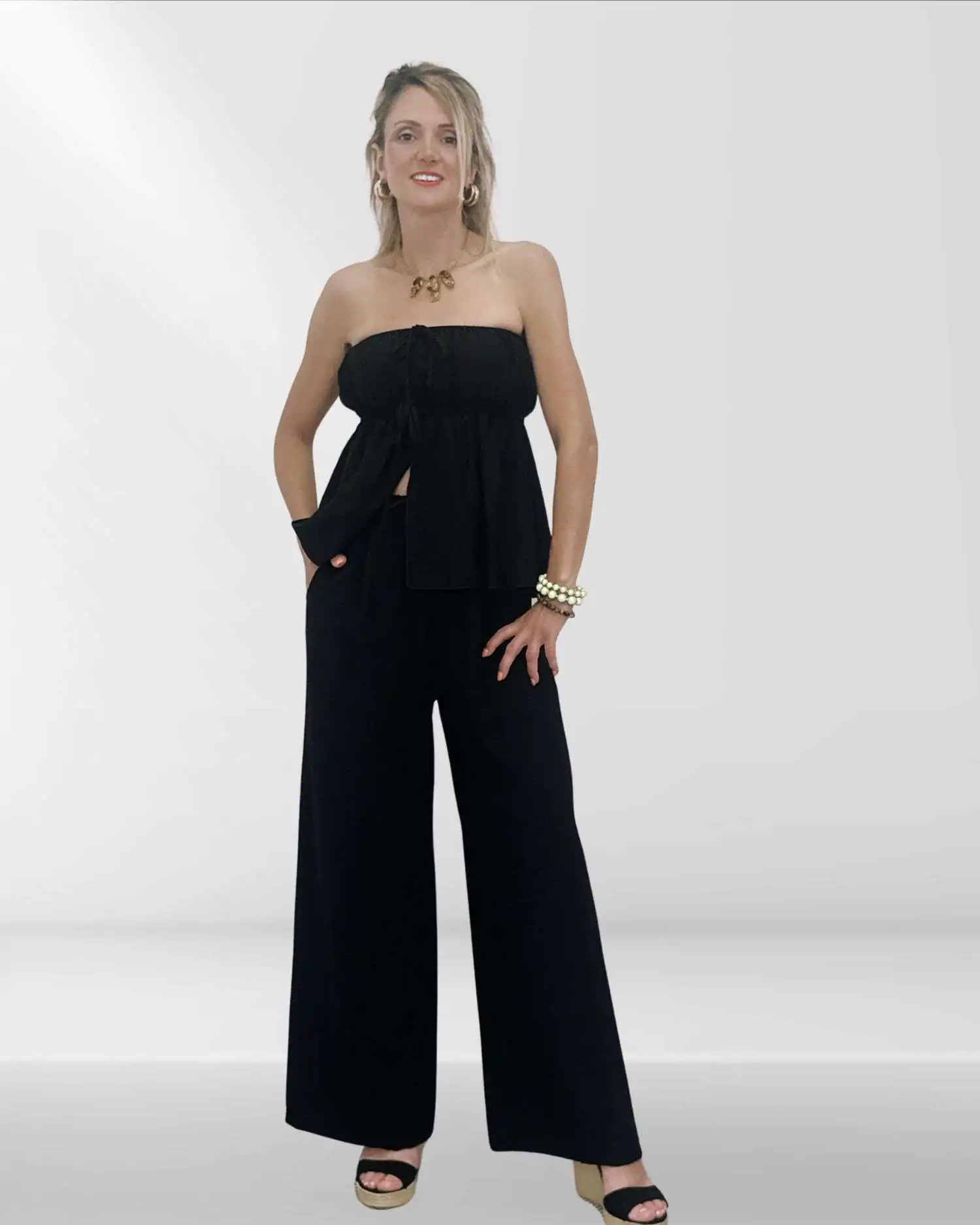 Άνετο και στιλάτο γυναικείο σετ με παντελόνα και στράπλες τοπ με λάστιχο. Μονοχρωμία, one size εφαρμογή για S έως L. Σε χρώμα μαύρο