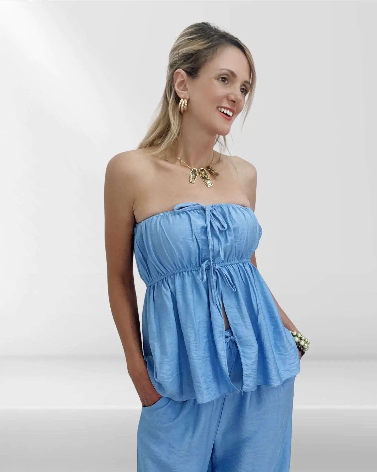 Άνετο και στιλάτο γυναικείο σετ με παντελόνα και στράπλες τοπ με λάστιχο. Μονοχρωμία, one size εφαρμογή για S έως L. Σε χρώμα σιέλ