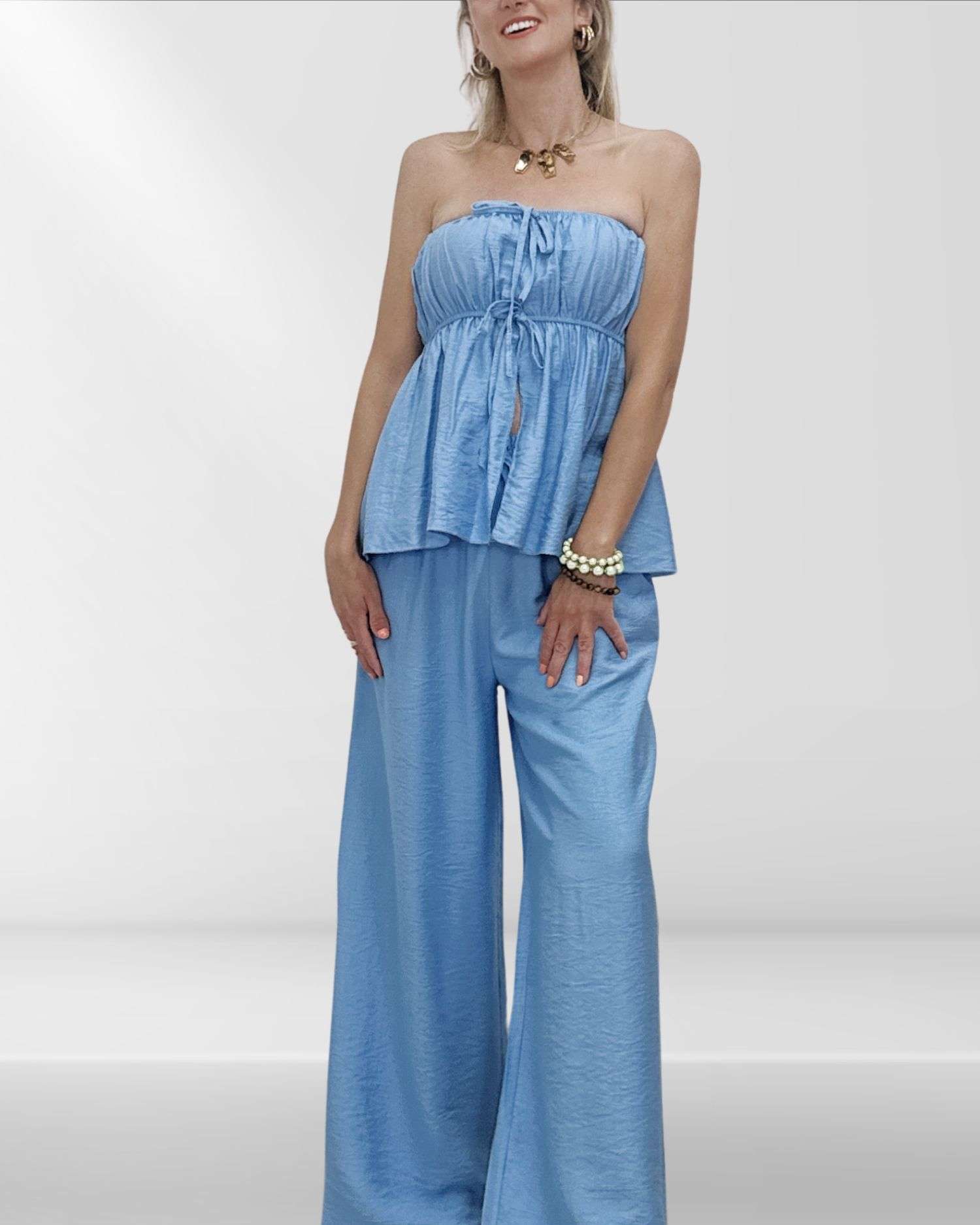 Άνετο και στιλάτο γυναικείο σετ με παντελόνα και στράπλες τοπ με λάστιχο. Μονοχρωμία, one size εφαρμογή για S έως L. Σε χρώμα σιέλ