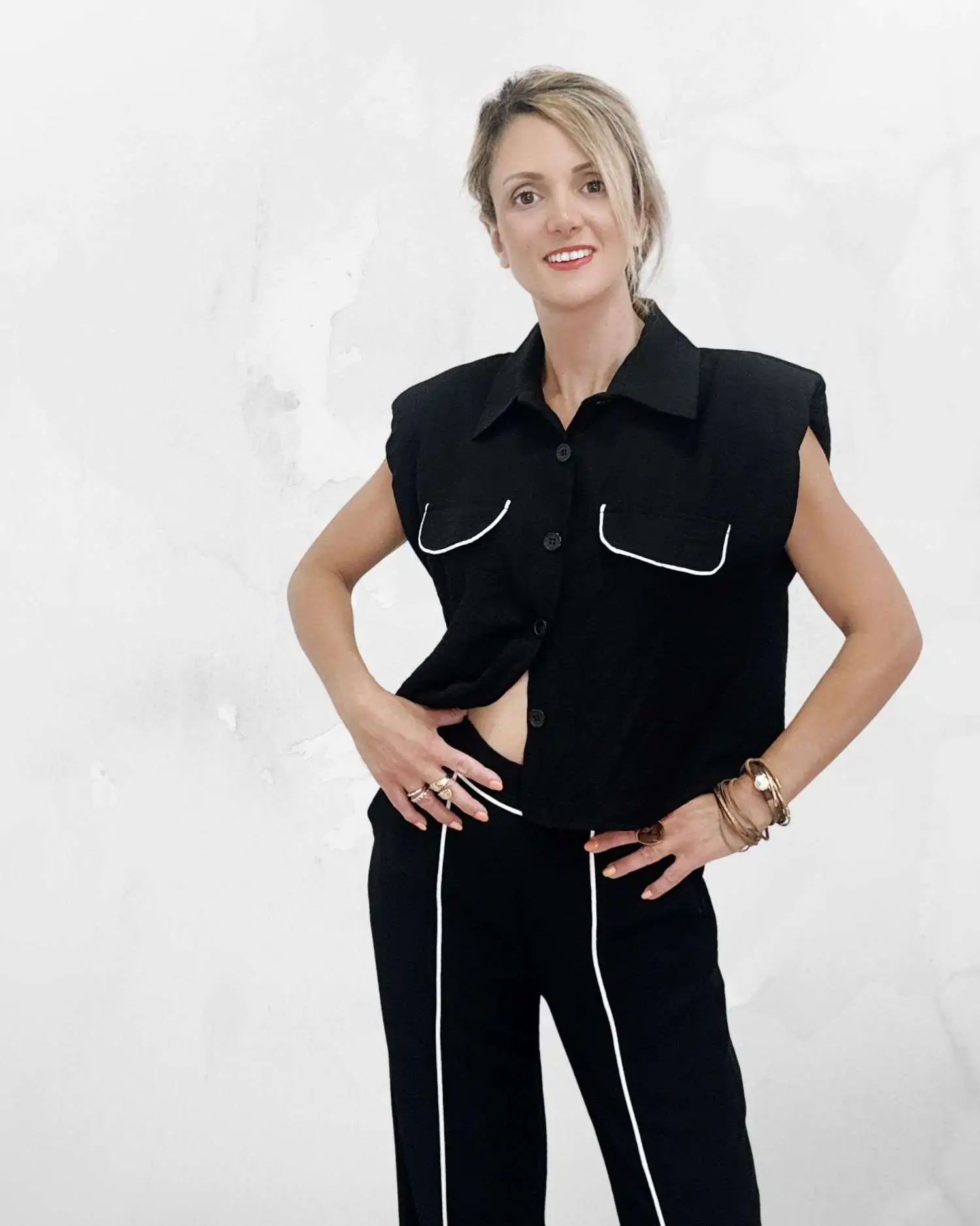 Γυναικείο σετ με παντελόνι & κροπ πουκάμισο με λευκό σιρίτι. One size, με λάστιχο για άνετη εφαρμογή. Κομψό και κατάλληλο για S–L Απόλυτα καθαρή γραμμή και διακριτικές βάτες μονόχρωμο σε απόχρωση μοντέρνα μαύρο