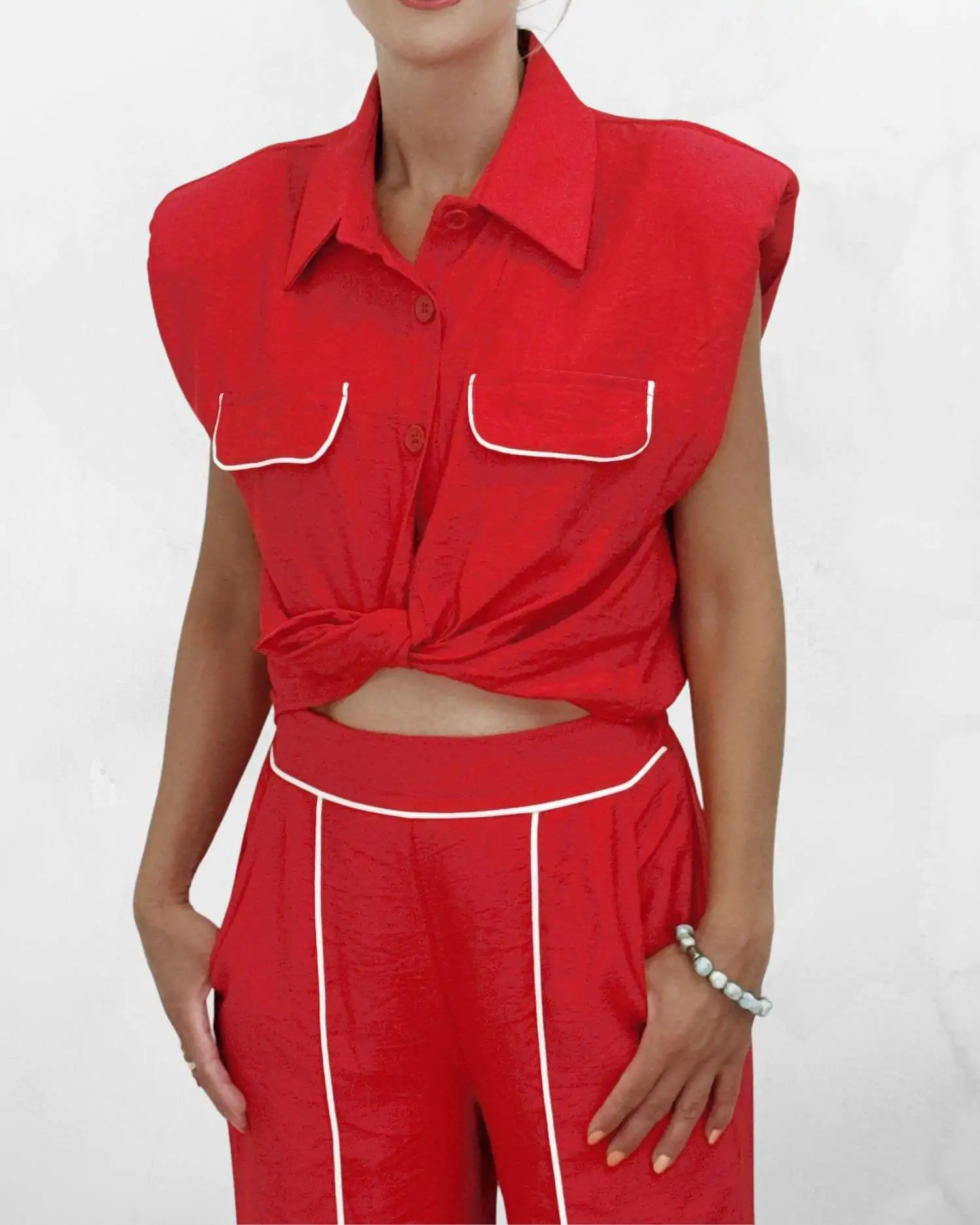 Γυναικείο σετ με παντελόνι & κροπ πουκάμισο με λευκό σιρίτι. One size, με λάστιχο για άνετη εφαρμογή. Κομψό και κατάλληλο για S–L Απόλυτα καθαρή γραμμή και διακριτικές βάτες μονόχρωμο σε απόχρωση φωτιά κόκκινο