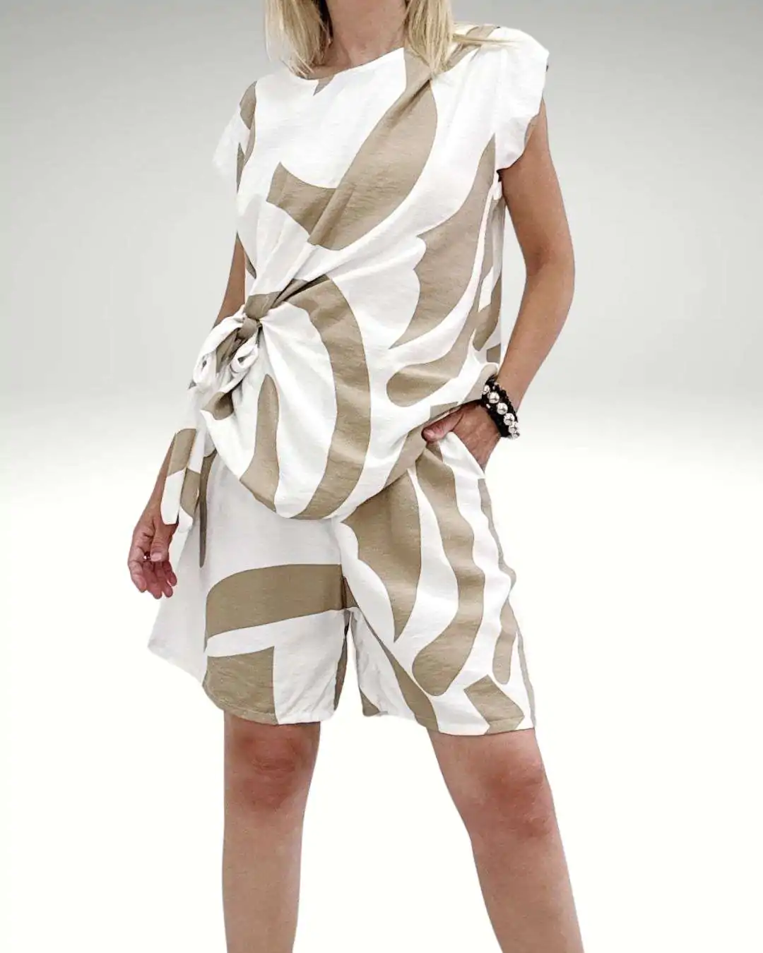 Σετ Βερμούδα & Μπλούζα με Αφηρημένο Τύπωμα Μπεζ – One Size Σετ 2 τεμαχίων: βερμούδα πάνω από το γόνατο & μπλούζα
