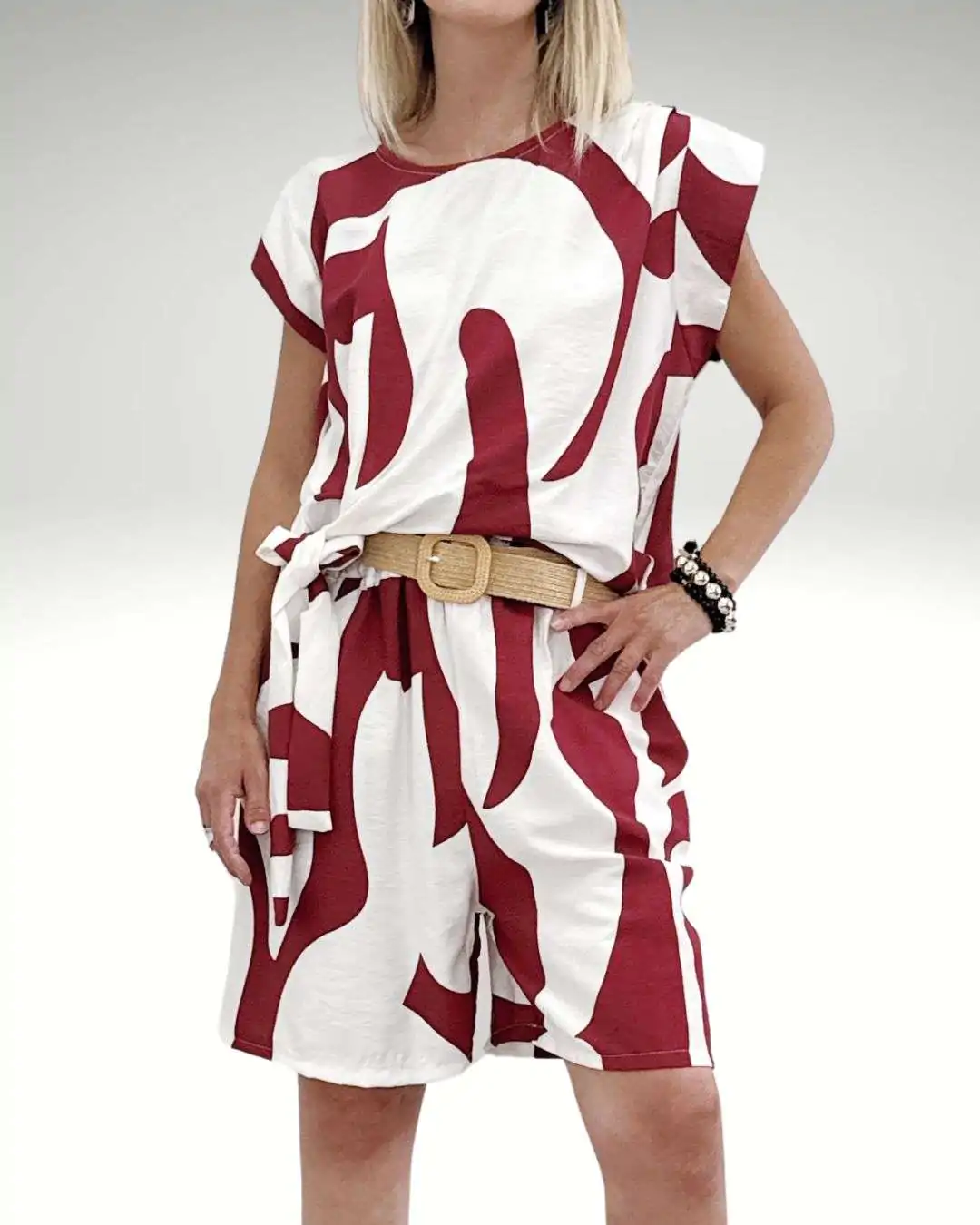 Σετ Βερμούδα & Μπλούζα με Αφηρημένο Τύπωμα Wine Red – One Size Σετ 2 τεμαχίων: βερμούδα πάνω από το γόνατο & μπλούζα