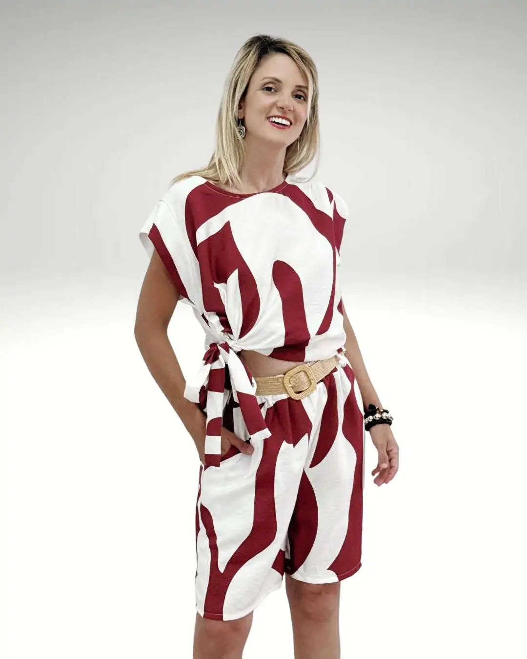 Σετ Βερμούδα & Μπλούζα με Αφηρημένο Τύπωμα Wine Red – One Size Σετ 2 τεμαχίων: βερμούδα πάνω από το γόνατο & μπλούζα