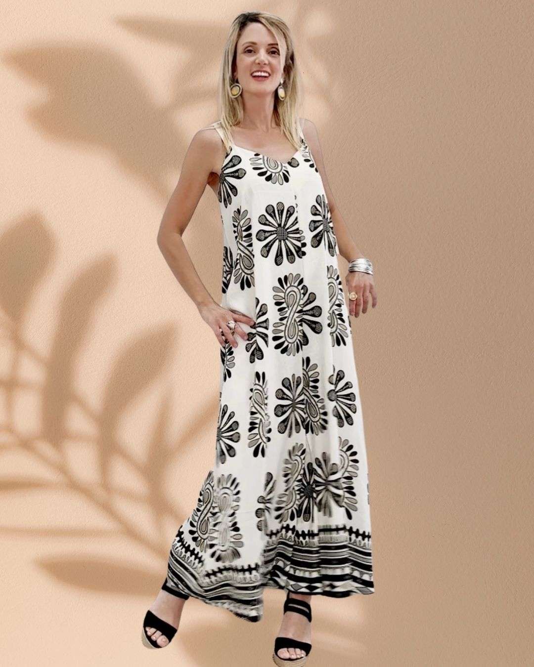 Ολόσωμη Εκρού Φόρμα Boho Μαύρο με τιραντάκι και tribal τύπωμα Εκρού με μοντέρνο tribal τύπωμα Αέρινη ολόσωμη φόρμα με λεπτές τιράντες Διαθέτει λάστιχο στην πλάτη για σταθερή εφαρμογή Διαστάσεις: Καλύπτει στήθος έως 105 εκ., μέση έως 120 εκ., περιφέρεια έως 180 εκ. Χαλαρή γραμμή που κολακεύει κάθε σωματότυπο Ιδανική για καλοκαιρινές εμφανίσεις, νησί ή πόλη, συνδυάζεται εύκολα με σανδάλια ή πλατφόρμες