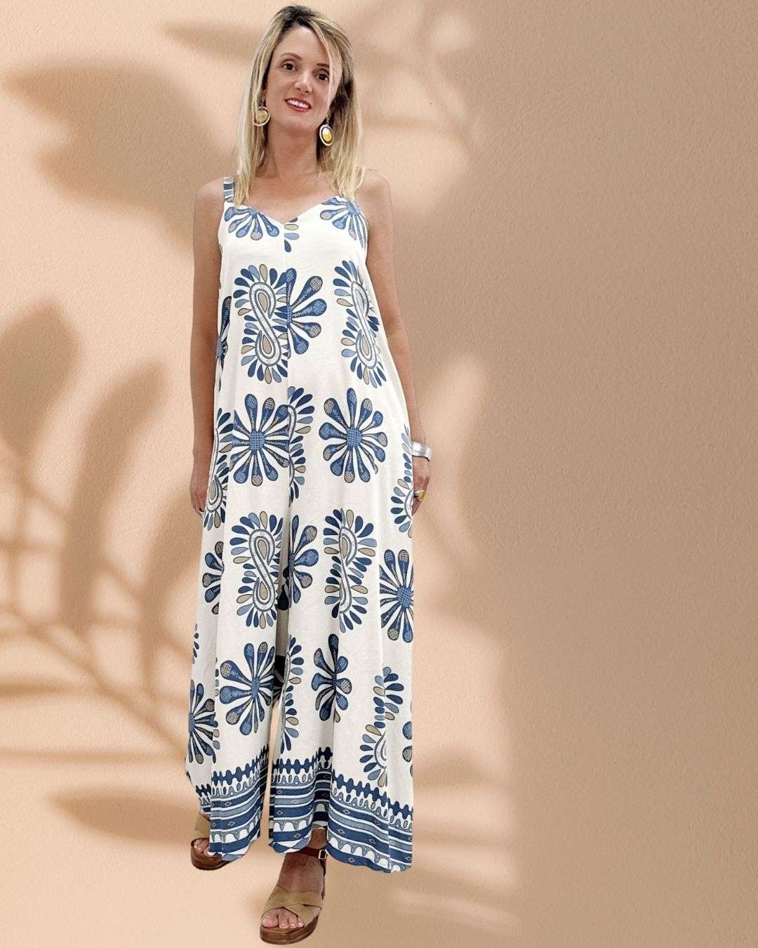Ολόσωμη Εκρού Φόρμα Boho Σιέλ με τιραντάκι και tribal τύπωμα Εκρού με μοντέρνο tribal τύπωμα Αέρινη ολόσωμη φόρμα με λεπτές τιράντες Διαθέτει λάστιχο στην πλάτη για σταθερή εφαρμογή Διαστάσεις: Καλύπτει στήθος έως 105 εκ., μέση έως 120 εκ., περιφέρεια έως 180 εκ. Χαλαρή γραμμή που κολακεύει κάθε σωματότυπο
