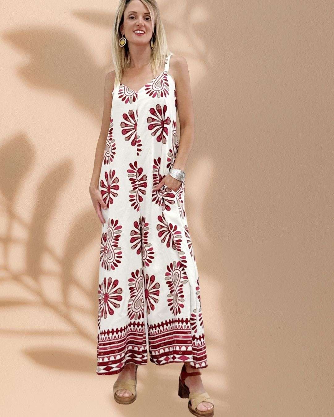 Ολόσωμη Εκρού Φόρμα Boho Μπορντό με τιραντάκι και tribal τύπωμα Εκρού με μοντέρνο tribal τύπωμα Αέρινη ολόσωμη φόρμα με λεπτές τιράντες Διαθέτει λάστιχο στην πλάτη για σταθερή εφαρμογή Διαστάσεις: Καλύπτει στήθος έως 105 εκ., μέση έως 120 εκ., περιφέρεια έως 180 εκ. Χαλαρή γραμμή που κολακεύει κάθε σωματότυπο