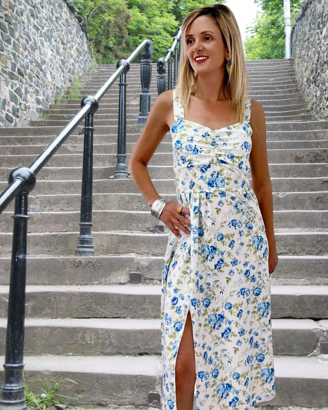 Φόρεμα Εμπριμέ Midi Τύπωμα Λουλούδια Σιέλ Midi μήκος σε θηλυκή γραμμή που κολακεύει τη σιλουέτα  Ενίσχυση στο στήθος για άνετη εφαρμογή χωρίς σουτιέν  Λάστιχο στην πλάτη που προσφέρει ελαστικότητα και σταθερότητα Σκίσιμο μπροστά για διακριτικά sexy αποτέλεσμα Καλύπτει στήθος έως 90 εκ. και μέση έως 100 εκ.  Ύφασμα με δροσερή αίσθηση και λουλουδάτα εμπριμέ τυπώματα  Ιδανικό για καλοκαιρινές εμφανίσεις, γάμους ή βόλτες σε νησί