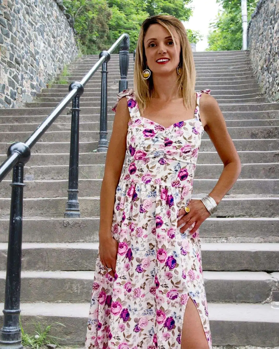 Φόρεμα Εμπριμέ Midi Τύπωμα Λουλούδια Λιλά Midi μήκος σε θηλυκή γραμμή που κολακεύει τη σιλουέτα  Ενίσχυση στο στήθος για άνετη εφαρμογή χωρίς σουτιέν  Λάστιχο στην πλάτη που προσφέρει ελαστικότητα και σταθερότητα Σκίσιμο μπροστά για διακριτικά sexy αποτέλεσμα